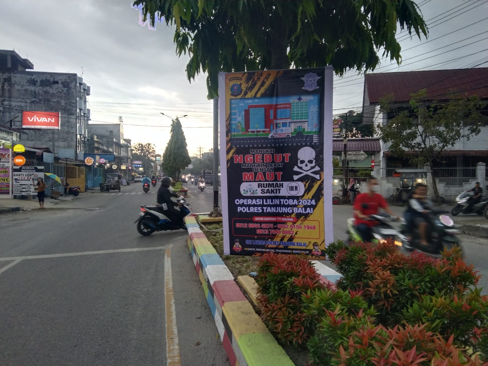 Sat Lantas Polres Tanjung Balai Laksanakan Pemasangan Spanduk, baliho dan banner Himbauan OPS Lilin Toba 2024
