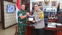 KAPOLDA KEPRI TERIMA KUNJUNGAN SILATURAHMI PANGDAM I/BB DI POLDA KEPRI Batam – Kapolda Kepri Irjen. Pol. Drs. Yan Fitri Halimansyah, M.H., menerima kunjungan silaturahmi Pangdam I/BB Mayjen TNI Rio Firdianto di Polda Kepri. Kunjungan ini menjadi momentum penting dalam memperkuat sinergitas antara TNI dan Polri di wilayah Kepulauan Riau. Senin (23/12/24). Hadir dalam kegiatan tersebut Irwasda Polda Kepri Kombes. Pol. Sri Satyatama, S.I.K., M.H., M.M., M.Han., Pejabat Utama Polda Kepri, Pejabat Utama Kodam I/BB, termasuk Aspers Kasdam Kolonel Inf. Ato Sudiatna, Asren Kasdam Kolonel Erh. Bambang Sukisworo, B.A.S., S.I.P., Danpimdam Kolonel CPM. Uncok Anggiat Marasi Simanjuntak dan Kapendam I/BB Kolonel Inf. Doddy Yudha. Kapolda Kepri Irjen. Pol. Drs. Yan Fitri Halimansyah, M.H., menyampaikan apresiasi atas kunjungan Pangdam I/Bukit Barisan, Mayjen TNI Rio Firdianto, ke Polda Kepri. “Kami sangat mengapresiasi kedatangan Mayjen TNI Rio Firdianto. Harapan kami, sinergitas antara TNI dan Polri dapat terus terjalin dalam menjaga keamanan dan persatuan bangsa,” ujar Kapolda Kepri Irjen. Pol. Drs. Yan Fitri Halimansyah, M.H. Dalam kesempatan itu, Kapolda Kepri Irjen. Pol. Drs. Yan Fitri Halimansyah, M.H., juga menyoroti sejumlah isu strategis yang menjadi perhatian di Kepulauan Riau, seperti peredaran narkoba dan konflik agraria di Pulau Rempang. Menurutnya, posisi Kepri yang strategis sebagai jalur perlintasan internasional membuat wilayah ini rawan terhadap peredaran narkoba. Sementara itu, konflik agraria di Rempang membutuhkan solusi konkret dari pemerintah, terutama terkait relokasi warga. “Keamanan dan stabilitas wilayah tetap menjadi prioritas, tetapi penyelesaian masalah harus melibatkan semua pihak,” tutur Kapolda Kepri Irjen. Pol. Drs. Yan Fitri Halimansyah, M.H. Selanjutnya, Pangdam I/BB, Mayjen TNI Rio Firdianto, dalam sambutannya menyampaikan apresiasi atas sambutan hangat Kapolda Kepri. Ia juga menegaskan pentingnya sinergi TNI-Polri dalam menghadapi berbagai persoalan strategis di wilayah Kepulauan Riau, seperti peredaran narkoba dan konflik agraria di Pulau Rempang. Menanggapi pernyataan Kapolda Kepri, ia menyampaikan dukungan penuh terhadap langkah strategis yang telah diambil. “TNI siap memberikan dukungan, baik dalam menjaga keamanan maupun membantu pemerintah menyelesaikan permasalahan agraria secara damai dan berkeadilan,” ujar Pangdam I/BB, Mayjen TNI Rio Firdianto. Pangdam I/BB, Mayjen TNI Rio Firdianto menambahkan, narkoba adalah ancaman serius yang membutuhkan pendekatan menyeluruh, termasuk edukasi masyarakat untuk memutus mata rantai peredaran. Terkait konflik agraria, ia menggarisbawahi pentingnya mediasi dan dialog demi mencapai solusi terbaik. “Kami berharap pembangunan di Kepulauan Riau tetap berjalan tanpa mengorbankan kepentingan masyarakat,” Ungkap Pangdam I/BB, Mayjen TNI Rio Firdianto Terakhir, dalam kesempatan yang sama Kabidhumas Polda Kepri Kombes. Pol. Zahwani Pandra Arsyad, S.H., M.Si., juga menambahkan pesan kepada masyarakat yang ingin mengadukan atau melihat peta kerawanan serta memerlukan bantuan kepolisian dapat menghubungi Call Center polisi 110 atau unduh aplikasi Polri Super Apps di Googleplay/APP Store. Salam Presisi Bidang Humas Polda Kepri