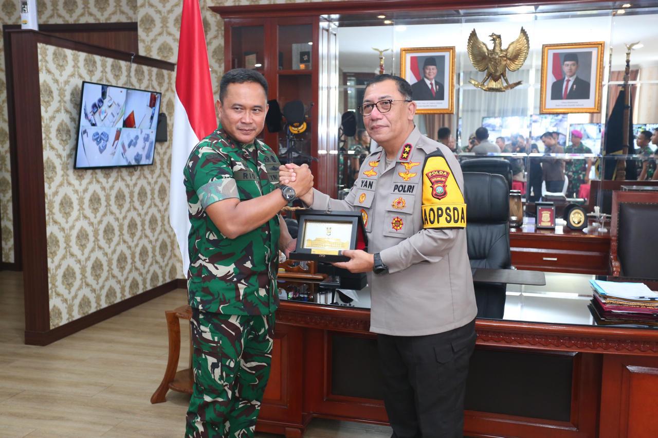 KAPOLDA KEPRI TERIMA KUNJUNGAN SILATURAHMI PANGDAM I/BB DI POLDA KEPRI Batam – Kapolda Kepri Irjen. Pol. Drs. Yan Fitri Halimansyah, M.H., menerima kunjungan silaturahmi Pangdam I/BB Mayjen TNI Rio Firdianto di Polda Kepri. Kunjungan ini menjadi momentum penting dalam memperkuat sinergitas antara TNI dan Polri di wilayah Kepulauan Riau. Senin (23/12/24). Hadir dalam kegiatan tersebut Irwasda Polda Kepri Kombes. Pol. Sri Satyatama, S.I.K., M.H., M.M., M.Han., Pejabat Utama Polda Kepri, Pejabat Utama Kodam I/BB, termasuk Aspers Kasdam Kolonel Inf. Ato Sudiatna, Asren Kasdam Kolonel Erh. Bambang Sukisworo, B.A.S., S.I.P., Danpimdam Kolonel CPM. Uncok Anggiat Marasi Simanjuntak dan Kapendam I/BB Kolonel Inf. Doddy Yudha. Kapolda Kepri Irjen. Pol. Drs. Yan Fitri Halimansyah, M.H., menyampaikan apresiasi atas kunjungan Pangdam I/Bukit Barisan, Mayjen TNI Rio Firdianto, ke Polda Kepri. “Kami sangat mengapresiasi kedatangan Mayjen TNI Rio Firdianto. Harapan kami, sinergitas antara TNI dan Polri dapat terus terjalin dalam menjaga keamanan dan persatuan bangsa,” ujar Kapolda Kepri Irjen. Pol. Drs. Yan Fitri Halimansyah, M.H. Dalam kesempatan itu, Kapolda Kepri Irjen. Pol. Drs. Yan Fitri Halimansyah, M.H., juga menyoroti sejumlah isu strategis yang menjadi perhatian di Kepulauan Riau, seperti peredaran narkoba dan konflik agraria di Pulau Rempang. Menurutnya, posisi Kepri yang strategis sebagai jalur perlintasan internasional membuat wilayah ini rawan terhadap peredaran narkoba. Sementara itu, konflik agraria di Rempang membutuhkan solusi konkret dari pemerintah, terutama terkait relokasi warga. “Keamanan dan stabilitas wilayah tetap menjadi prioritas, tetapi penyelesaian masalah harus melibatkan semua pihak,” tutur Kapolda Kepri Irjen. Pol. Drs. Yan Fitri Halimansyah, M.H. Selanjutnya, Pangdam I/BB, Mayjen TNI Rio Firdianto, dalam sambutannya menyampaikan apresiasi atas sambutan hangat Kapolda Kepri. Ia juga menegaskan pentingnya sinergi TNI-Polri dalam menghadapi berbagai persoalan strategis di wilayah Kepulauan Riau, seperti peredaran narkoba dan konflik agraria di Pulau Rempang. Menanggapi pernyataan Kapolda Kepri, ia menyampaikan dukungan penuh terhadap langkah strategis yang telah diambil. “TNI siap memberikan dukungan, baik dalam menjaga keamanan maupun membantu pemerintah menyelesaikan permasalahan agraria secara damai dan berkeadilan,” ujar Pangdam I/BB, Mayjen TNI Rio Firdianto. Pangdam I/BB, Mayjen TNI Rio Firdianto menambahkan, narkoba adalah ancaman serius yang membutuhkan pendekatan menyeluruh, termasuk edukasi masyarakat untuk memutus mata rantai peredaran. Terkait konflik agraria, ia menggarisbawahi pentingnya mediasi dan dialog demi mencapai solusi terbaik. “Kami berharap pembangunan di Kepulauan Riau tetap berjalan tanpa mengorbankan kepentingan masyarakat,” Ungkap Pangdam I/BB, Mayjen TNI Rio Firdianto Terakhir, dalam kesempatan yang sama Kabidhumas Polda Kepri Kombes. Pol. Zahwani Pandra Arsyad, S.H., M.Si., juga menambahkan pesan kepada masyarakat yang ingin mengadukan atau melihat peta kerawanan serta memerlukan bantuan kepolisian dapat menghubungi Call Center polisi 110 atau unduh aplikasi Polri Super Apps di Googleplay/APP Store. Salam Presisi Bidang Humas Polda Kepri