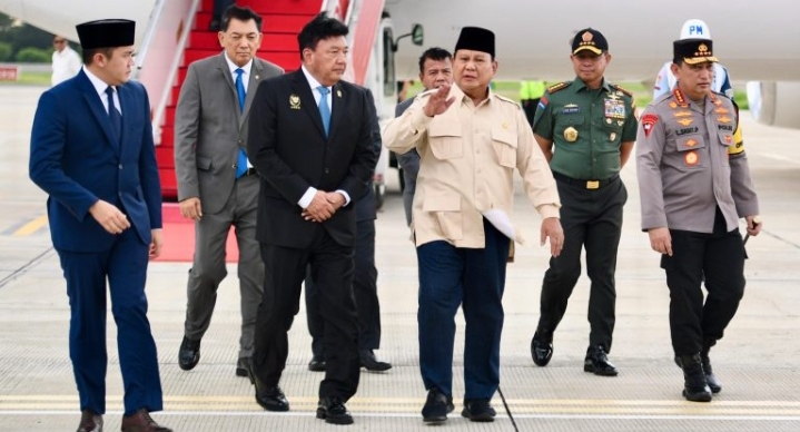 Usai Lawatan ke Mesir, Presiden Prabowo Tiba di Tanah Air dan Langsung Melakukan Rapat Terbatas