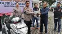 Kapolsek Gunung Anyar Kembalikan Motor Hasil Curian, Korban berikan Apresiasi dan Ucapkan Terimakasih