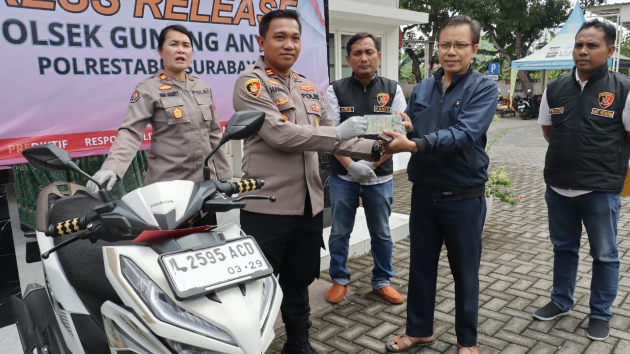 Kapolsek Gunung Anyar Kembalikan Motor Hasil Curian, Korban berikan Apresiasi dan Ucapkan Terimakasih