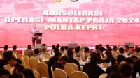 POLDA KEPRI GELAR KEGIATAN KONSOLIDASI OMP SELIGI 2024 Batam - Dalam rangka berakhirnya Operasi Mantap Praja (OMP) Seligi 2024, Polda Kepri menggelar kegiatan Konsolidasi OMP Seligi 2024 di Ballroom Hotel Pasifik Batam. Acara ini dihadiri oleh Karoops Polda Kepri Kombes Pol. Ulami Sudjaja, S.H., Ketua KPU Provinsi Kepri Indrawan Susilo Prabowoadi, S.H., M.H., Ketua Bawaslu Provinsi Kepri yang diwakili oleh Kordiv Penanganan Pelanggaran, Data, dan Informasi, Rosnawati, serta seluruh Kasubsatgas dan anggota OMP 2024 ini bertujuan mengevaluasi pengamanan Pilkada 2024. Jumat (27/12/2024). Dalam kegiatan tersebut, Karoops Polda Kepri Kombes Pol. Ulami Sudjaja, S.H., melaporkan bahwa situasi kamtibmas selama pelaksanaan Pilkada berlangsung aman dan lancar tanpa gangguan yang menonjol. Tahapan pemilu di seluruh wilayah, baik di tingkat provinsi maupun kabupaten, berjalan kondusif sesuai aturan yang berlaku. Pemerintah daerah juga tetap menjalankan tugasnya dengan baik selama masa Pilkada, tanpa adanya konflik yang dapat merusak persatuan dan kesatuan bangsa. Meski begitu, tingkat partisipasi pemilih dalam Pilkada 2024 di Kepulauan Riau tercatat hanya mencapai 54%, angka yang dinilai rendah dan menjadi perhatian untuk perbaikan ke depan. Karoops Polda Kepri Kombes Pol. Ulami Sudjaja, S.H., menegaskan pentingnya evaluasi ini sebagai dasar untuk meningkatkan kinerja dan partisipasi masyarakat dalam agenda demokrasi di masa mendatang. “Keberhasilan pengamanan Pilkada ini adalah hasil kerja keras seluruh pihak, baik aparat keamanan maupun penyelenggara pemilu. Kami berharap evaluasi ini menjadi momentum untuk meningkatkan partisipasi masyarakat dan menjaga kondusivitas di masa mendatang,” ujar Karoops Polda Kepri Kombes Pol. Ulami Sudjaja, S.H. Dengan berakhirnya Operasi Mantap Praja Seligi 2024, Polda Kepri berharap stabilitas keamanan yang telah tercipta dapat terus dipertahankan untuk menjaga harmoni dan demokrasi di wilayah Kepulauan Riau. Terakhir, dalam kesempatan yang sama Kabidhumas Polda Kepri Kombes. Pol. Zahwani Pandra Arsyad, S.H., M.Si., Selaku Kasatgas Humas Ops Lilin Seligi 2024, mengimbau masyarakat yang membutuhkan bantuan kepolisian, ingin melihat peta kerawanan, atau mengajukan pengaduan, untuk menghubungi Call Center 110 atau menggunakan aplikasi Polri Super Apps yang dapat diunduh melalui Google Play atau App Store. Selain itu, bagi masyarakat yang akan mudik Natal 2024 dan Tahun Baru 2025, disarankan untuk menitipkan kendaraan atau barang berharga di polsek, polres, atau korem terdekat guna menciptakan situasi kamtibmas yang aman dan lancar selama periode mudik. Salam Presisi Bidang Humas Polda Kepri Kombes. Pol. Zahwani Pandra Arsyad, S.H. M.Si. Kabidhumas Polda Kepri