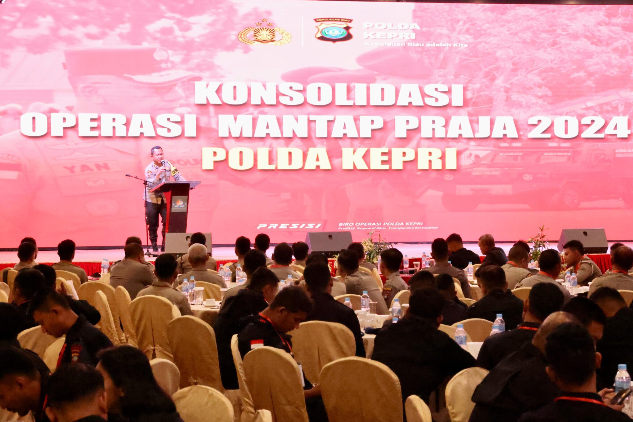 POLDA KEPRI GELAR KEGIATAN KONSOLIDASI OMP SELIGI 2024 Batam - Dalam rangka berakhirnya Operasi Mantap Praja (OMP) Seligi 2024, Polda Kepri menggelar kegiatan Konsolidasi OMP Seligi 2024 di Ballroom Hotel Pasifik Batam. Acara ini dihadiri oleh Karoops Polda Kepri Kombes Pol. Ulami Sudjaja, S.H., Ketua KPU Provinsi Kepri Indrawan Susilo Prabowoadi, S.H., M.H., Ketua Bawaslu Provinsi Kepri yang diwakili oleh Kordiv Penanganan Pelanggaran, Data, dan Informasi, Rosnawati, serta seluruh Kasubsatgas dan anggota OMP 2024 ini bertujuan mengevaluasi pengamanan Pilkada 2024. Jumat (27/12/2024). Dalam kegiatan tersebut, Karoops Polda Kepri Kombes Pol. Ulami Sudjaja, S.H., melaporkan bahwa situasi kamtibmas selama pelaksanaan Pilkada berlangsung aman dan lancar tanpa gangguan yang menonjol. Tahapan pemilu di seluruh wilayah, baik di tingkat provinsi maupun kabupaten, berjalan kondusif sesuai aturan yang berlaku. Pemerintah daerah juga tetap menjalankan tugasnya dengan baik selama masa Pilkada, tanpa adanya konflik yang dapat merusak persatuan dan kesatuan bangsa. Meski begitu, tingkat partisipasi pemilih dalam Pilkada 2024 di Kepulauan Riau tercatat hanya mencapai 54%, angka yang dinilai rendah dan menjadi perhatian untuk perbaikan ke depan. Karoops Polda Kepri Kombes Pol. Ulami Sudjaja, S.H., menegaskan pentingnya evaluasi ini sebagai dasar untuk meningkatkan kinerja dan partisipasi masyarakat dalam agenda demokrasi di masa mendatang. “Keberhasilan pengamanan Pilkada ini adalah hasil kerja keras seluruh pihak, baik aparat keamanan maupun penyelenggara pemilu. Kami berharap evaluasi ini menjadi momentum untuk meningkatkan partisipasi masyarakat dan menjaga kondusivitas di masa mendatang,” ujar Karoops Polda Kepri Kombes Pol. Ulami Sudjaja, S.H. Dengan berakhirnya Operasi Mantap Praja Seligi 2024, Polda Kepri berharap stabilitas keamanan yang telah tercipta dapat terus dipertahankan untuk menjaga harmoni dan demokrasi di wilayah Kepulauan Riau. Terakhir, dalam kesempatan yang sama Kabidhumas Polda Kepri Kombes. Pol. Zahwani Pandra Arsyad, S.H., M.Si., Selaku Kasatgas Humas Ops Lilin Seligi 2024, mengimbau masyarakat yang membutuhkan bantuan kepolisian, ingin melihat peta kerawanan, atau mengajukan pengaduan, untuk menghubungi Call Center 110 atau menggunakan aplikasi Polri Super Apps yang dapat diunduh melalui Google Play atau App Store. Selain itu, bagi masyarakat yang akan mudik Natal 2024 dan Tahun Baru 2025, disarankan untuk menitipkan kendaraan atau barang berharga di polsek, polres, atau korem terdekat guna menciptakan situasi kamtibmas yang aman dan lancar selama periode mudik. Salam Presisi Bidang Humas Polda Kepri Kombes. Pol. Zahwani Pandra Arsyad, S.H. M.Si. Kabidhumas Polda Kepri