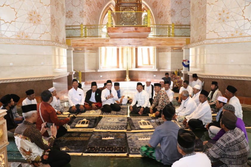 Pj Bupati Adriyanto Tunaikan Sholat Jum'at Perdana, di Masjid Wisata Religi