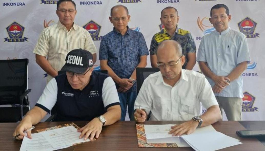 KETUA DPW RATU PRABU SUMBAR JHONI PUTRA SIKUMBANG, SH ikut sukseskan teken MoU dengan INKONERA dan PT. Patra Andalas Sukses. Bogor, Sabtu 28/12/2024, Ketua DPW Ratu Prabu Sumbar Jhoni Putera Sikumbang,SH bersama Direktur PT PAS, menandatangani MOU Dengan INKOHERA Untuk Penyaluran BBM Bagi Nelayan SE Indonesia. Ketua DPW Ratu Prabu Provinsi Sumatera Barat,yang juga Direktur PT Patra Andalas Sukses ( PAS) Jhoni Putera Sikumbang,SH lakukan penandatanganan MoU bersama Ketua INKONERA, Imam Supriyadi.Kegiatan tersebut disaksikan langsung oleh Ketua Himpunan Nelayan Seluruh Indonesia (HNSI), Laksamana TNI (Purn) Sumarjono beserta jajaran kepengurusan didampingi Sekretaris INKONERA Winarso HS serta Andik Siswanto dan perwakilan PT Pas cabang Jakarta. Kerja sama ini mengatur peran INKONERA dalam menyediakan data kebutuhan bahan bakar dan menentukan titik pengisian bahan bakar bagi nelayan. Sementara, PT. Patra Andalas Sukses bertugas menyediakan bahan bakar berkualitas, fasilitas pengisian yang mudah diakses, serta informasi terkait operasional bahan bakar. Ketua INKONERA, Imam Supriyadi menyatakan, bahwa kerja sama ini merupakan langkah nyata untuk mendukung produktivitas nelayan melalui akses bahan bakar berkualitas. “Kami berkomitmen menjadikan kerja sama ini sebagai solusi bagi kebutuhan bahan bakar nelayan yang selama ini menjadi tantangan utama,” kata Imam Supriyadi, Sabtu (28/12/2024). Senada dengan hal tersebut, Direktur Utama PT. Patra Andalas Sukses, Joni Putera, menyampaikan optimisme terhadap kesepakatan ini. “Kami siap menyediakan bahan bakar terbaik dan fasilitas yang memadai untuk mendukung aktivitas nelayan Indonesia,” sekaligus mendukung program Astacita pemerintah, tegas Ketua Joni putra, SH saat dikonfirmasi oleh Syafriantoni Korwil Sumbar media Go Indonesia.id dan juga Sekretaris DPC RATU PRABU KABUPATEN AGAM lewat via selulernya . MoU ini diharapkan dapat memperkuat sinergi antara INKONERA dan PT PAS dalam mendukung keberlanjutan operasional nelayan,sekaligus meningkatkan kesejahteraan nelayan Koperasi Pemasaran Induk Nelayan Sejahtera (INKONERA) menjalin kerja sama strategis dengan PT. Patra Andalas Sukses melalui penandatanganan Memorandum of Understanding (MoU) pada hari sabtu, berlangsung di Jl. Raya Ciangsana Kavling 2 No. 1, Desa Ciangsana, Kecamatan Gunung putri, Kabupaten Bogor, Jawa Barat(Teje)