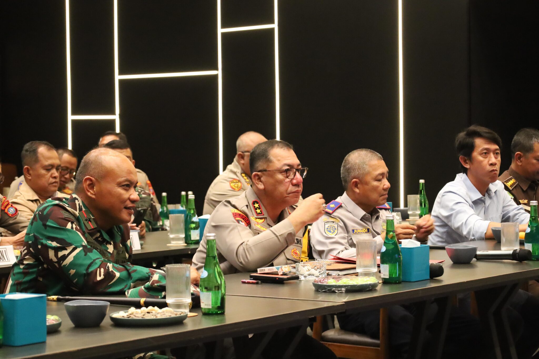 KAPOLDA KEPRI: MENYAMBUT TAHUN BARU 2025 WILAYAH KEPRI DALAM KEADAAN AMAN DAN KONDUSIF Batam – Dalam rangka menyambut pergantian Tahun Baru 2025, Kapolda Kepri, Irjen. Pol. Drs. Yan Fitri Halimansyah, M.H., bersama jajaran Polda Kepri turut mengikuti video conference (vicon) yang dipimpin langsung oleh Kapolri. Kegiatan ini juga diikuti serentak oleh 34 Polda dari seluruh Indonesia untuk melaporkan kesiapan pengamanan dan pemeliharaan keamanan serta ketertiban masyarakat (Kamtibmas) selama perayaan tahun baru. (1/1/2025). Kapolda Kepulauan Riau, Irjen. Pol. Drs. Yan Fitri Halimansyah, M.H., melaporkan bahwa situasi keamanan dan ketertiban masyarakat (Kamtibmas) di wilayah Provinsi Kepulauan Riau, yang meliputi tujuh Polres/ta yakni Polresta Barelang, Polresta Tanjungpinang, Polres Bintan, Polres Karimun, Polres Lingga, Polres Natuna, dan Polres Kepulauan Anambas, berhasil terjaga dengan baik selama perayaan malam pergantian tahun baru 2025. Pengamanan yang optimal oleh seluruh jajaran kepolisian, didukung oleh sinergi yang erat dengan pemerintah daerah dan masyarakat, memastikan perayaan berlangsung tertib tanpa adanya insiden menonjol yang mengganggu stabilitas keamanan serta memberikan rasa aman dan nyaman bagi seluruh masyarakat dalam menyambut tahun baru 2025," Tutur Kapolda Kepulauan Riau, Irjen. Pol. Drs. Yan Fitri Halimansyah, M.H. Lebih lanjut, Kapolda Kepulauan Riau, Irjen. Pol. Drs. Yan Fitri Halimansyah, M.H., menyampaikan apresiasi mendalam kepada masyarakat Kepulauan Riau dan seluruh instansi terkait atas kerja sama yang berhasil menciptakan suasana damai dan tertib selama perayaan malam pergantian tahun baru 2025. Kapolda Kepri menekankan bahwa momen ini bukan sekadar pergantian angka pada kalender, melainkan juga kesempatan untuk merenungkan perjalanan sepanjang tahun 2024. Berkat sinergi yang solid antara aparat keamanan dan masyarakat, perayaan berlangsung aman dan nyaman. Semoga suasana kedamaian ini terus terjaga dengan menciptakan lingkungan yang harmonis dan kondusif bagi seluruh warga Kepulauan Riau,” Ungkap Kapolda Kepri, Irjen. Pol. Drs. Yan Fitri Halimansyah, M.H. Mari kita bersama-sama memperbaiki diri dan menatap masa depan dengan optimisme dan semangat baru. Tahun 2025 merupakan kesempatan untuk lebih maju dan berkembang, baik dalam hal pribadi maupun kolektif. Kita harus terus bersinergi dalam menciptakan Kepri yang lebih baik, dengan menjunjung tinggi nilai-nilai kebersamaan, toleransi, dan kedisiplinan. Dengan kerja keras dan tekad yang kuat, kita yakin bisa mewujudkan Kepri yang lebih sejahtera dan penuh harapan di tahun yang baru ini. “Karena Kepri adalah Kita! ,” Ujar Kapolda Kepri, Irjen. Pol. Drs. Yan Fitri Halimansyah, M.H. Terakhir, dalam kesempatan yang sama Kabidhumas Polda Kepri Kombes. Pol. Zahwani Pandra Arsyad, S.H., M.Si., Selaku Kasatgas Humas OPS Lilin Seligi 2024, mengimbau masyarakat yang membutuhkan bantuan kepolisian, ingin melihat peta kerawanan, atau mengajukan pengaduan, untuk menghubungi Call Center 110 atau menggunakan aplikasi Polri Super Apps yang dapat diunduh melalui Google Play atau App Store. Selain itu, bagi masyarakat yang akan mudik Natal 2024 dan Tahun Baru 2025, disarankan untuk menitipkan kendaraan atau barang berharga di polsek, polres, atau korem terdekat guna menciptakan situasi kamtibmas yang aman dan lancar selama periode mudik. Salam Presisi Bidang Humas Polda Kepri Kombes. Pol. Zahwani Pandra Arsyad, S.H. M.Si. Kabidhumas Polda Kepri