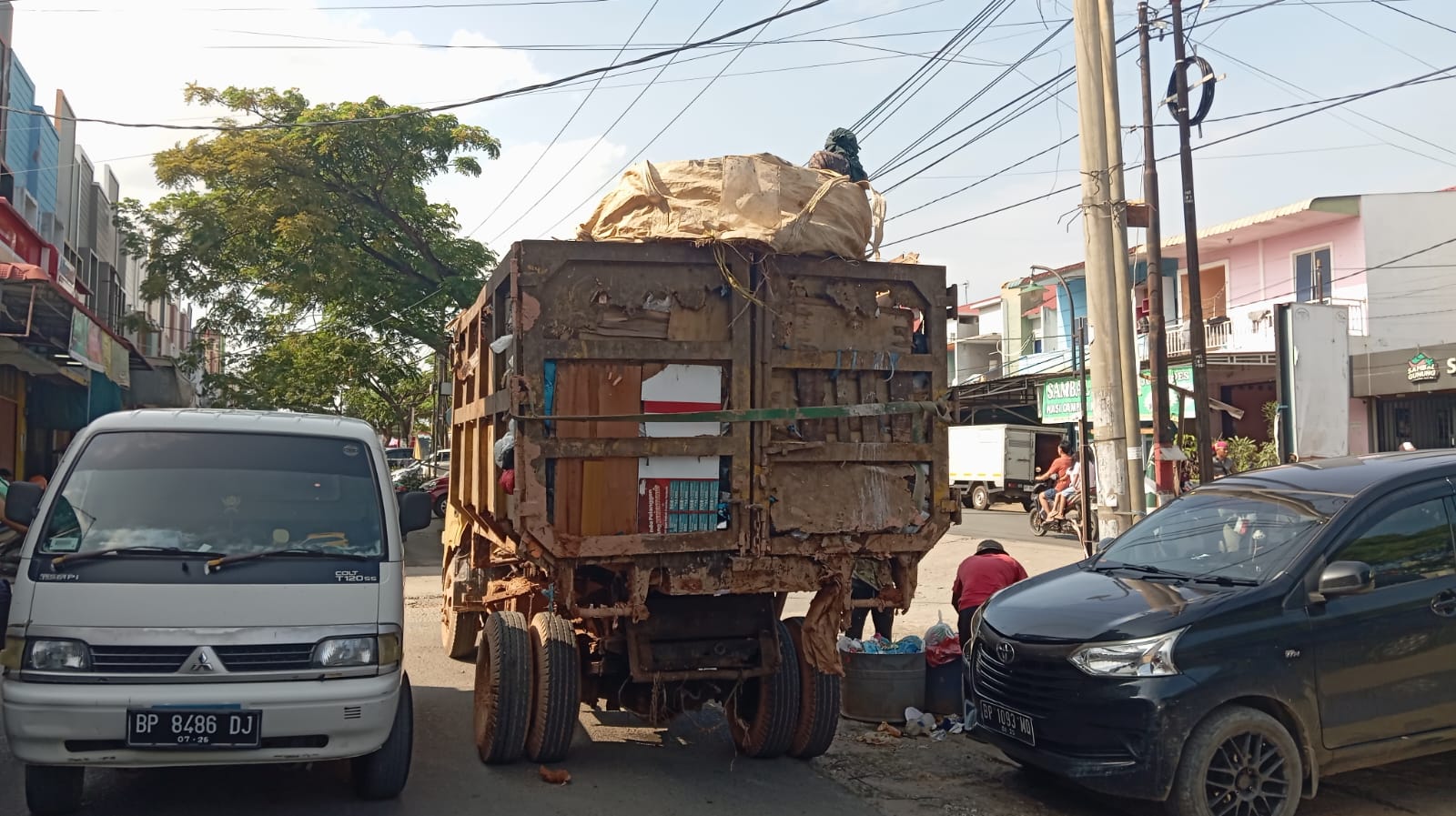 Truk Pengangkut Sampah Tak Layak Operasi Dikeluhkan Warga Botania