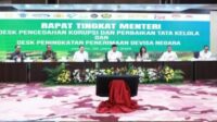 Kejaksaan Agung selaku Ketua Desk menyelenggarakan Rapat Tingkat Menteri terkait Desk Koordinasi Pencegahan Korupsi dan Perbaikan Tata Kelola serta Desk Koordinasi Peningkatan Penerimaan Devisa Negara di Gedung Utama Kejaksaan Agung, Jakarta. Adapun fokus program dari desk tersebut yaitu: Desk Koordinasi Pencegahan Korupsi dan Perbaikan Tata Kelola: Meningkatkan sinergi antar lembaga untuk mencegah tindak pidana korupsi. Memberikan pendampingan kepada BUMN dan lembaga negara dalam tata kelola bisnis yang baik. Desk Koordinasi Peningkatan Penerimaan Devisa Negara: Memperkuat pengawasan terhadap penerimaan devisa dari sektor ekspor, impor, dan jasa. Menyusun kebijakan inovatif untuk mendukung pertumbuhan ekonomi yang inklusif. Dalam sambutannya, Jaksa Agung Burhanuddin menegaskan bahwa pembentukan kedua desk ini merupakan implementasi arahan Presiden Prabowo Subianto untuk memperkuat tata kelola pemerintahan yang bersih, akuntabel, dan transparan. Kedua desk ini, yang baru terbentuk pada November 2024, telah menunjukkan kinerja signifikan dalam mendukung stabilitas ekonomi dan tata kelola pemerintahan yang baik. “Meski desk koordinasi yang dipercayakan kepada Kejaksaan baru terbentuk pada tanggal 4 November 2024 yang lalu, namun desk koordinasi tersebut telah menunjukkan kinerja yang sangat membanggakan,” ungkap Jaksa Agung. Sebagai gambaran, dalam rangka meningkatkan tata kelola bisnis di bidang Perdata dan Tata Usaha Negara, Kejaksaan RI telah mengambil langkah-langkah strategis dengan memberikan pendampingan kepada BadanUsaha Milik Negara (BUMN) dan lembaga negara yang terlibat dalam kasus korupsi, guna mencegah terjadinya atau terulangnya tindak pidana tersebut. Sedangkan, Bidang Tindak Pidana Khusus Kejaksaan RI telah berperan aktif sebagai anggota tim Satuan Tugas Sawit yang bertugas melakukan perbaikan tata kelola industri kelapa sawit. Komitmen ini diwujudkan melalui berbagai langkah strategis, mulai dari penertiban, inventarisasi data, hingga penyusunan kebijakan satu peta tematik perkebunan kelapa sawit sebagai bentuk dukungan dalam pengelolaan sumber daya alam secara berkelanjutan dan bertanggung jawab. Selain itu, Kejaksaan juga berperan secara aktif sebagai Ketua Pelaksana Desk Koordinasi Peningkatan Penerimaan Devisa Negara yang di bawah koordinasi oleh Jaksa Agung Muda Bidang Intelijen. Sejak Oktober hingga Desember 2024, Kejaksaan RI melalui Bidang Intelijen telah berhasil mengamankan 89 proyek pembangunan prioritas nasional, 28 proyek IKN, dan 1.120 proyek prioritas daerah. Upaya ini bertujuan untuk memastikan optimalisasi penerimaan negara dan memperkuat ketahanan ekonomi nasional. Jaksa Agung juga menyampaikan keprihatinannya atas Indeks Persepsi Korupsi (IPK) Indonesia yang stagnan di angka 34 pada tahun 2024, dengan peringkat yang merosot dari posisi 110 ke 115 dunia. Hal ini mencerminkan perlunya langkah pencegahan korupsi yang lebih efektif dan terkoordinasi. "Korupsi adalah musuh kita bersama, dan inisiatif ini menjadi langkah nyata dalam membangun tata kelola pemerintahan yang baik, mendukung pertumbuhan ekonomi, serta mewujudkan visi Indonesia Emas 2045," ujar Jaksa Agung. Dari hasil rapat terkait, telah disimpulkan terkait 5 hal yakni: Penegakan hukum kasus korupsi harus seimbang, menghasilkan efek jera tanpa mengganggu laju belanja pemerintah, yang berperan penting dalam pertumbuhan ekonomi. Pembenahan tata Kelola dan penguatan akuntabilitas melalui teknologi digital, seperti e-katalog, dan e-government, harus didorong untuk mencegah peluang korupsi. Pemulihan aset (asset recovery) harus menjadi prioritas untuk meningkatkan penerimaan negara. Kerja sama internasional perlu ditingkatkan untuk mengembalikan aset hasil korupsi yang disembunyikan di luar negeri. Pengelolaan kasus tindak pidana korupsi harus efisien, cost penegakan hukum perlu dipertimbangkan dengan hati-hati Reporter : Iskandar