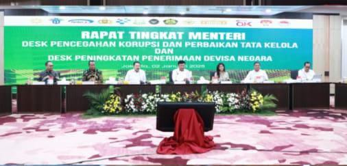 Kejaksaan Agung selaku Ketua Desk menyelenggarakan Rapat Tingkat Menteri terkait Desk Koordinasi Pencegahan Korupsi dan Perbaikan Tata Kelola serta Desk Koordinasi Peningkatan Penerimaan Devisa Negara di Gedung Utama Kejaksaan Agung, Jakarta. Adapun fokus program dari desk tersebut yaitu: Desk Koordinasi Pencegahan Korupsi dan Perbaikan Tata Kelola: Meningkatkan sinergi antar lembaga untuk mencegah tindak pidana korupsi. Memberikan pendampingan kepada BUMN dan lembaga negara dalam tata kelola bisnis yang baik. Desk Koordinasi Peningkatan Penerimaan Devisa Negara: Memperkuat pengawasan terhadap penerimaan devisa dari sektor ekspor, impor, dan jasa. Menyusun kebijakan inovatif untuk mendukung pertumbuhan ekonomi yang inklusif. Dalam sambutannya, Jaksa Agung Burhanuddin menegaskan bahwa pembentukan kedua desk ini merupakan implementasi arahan Presiden Prabowo Subianto untuk memperkuat tata kelola pemerintahan yang bersih, akuntabel, dan transparan. Kedua desk ini, yang baru terbentuk pada November 2024, telah menunjukkan kinerja signifikan dalam mendukung stabilitas ekonomi dan tata kelola pemerintahan yang baik. “Meski desk koordinasi yang dipercayakan kepada Kejaksaan baru terbentuk pada tanggal 4 November 2024 yang lalu, namun desk koordinasi tersebut telah menunjukkan kinerja yang sangat membanggakan,” ungkap Jaksa Agung. Sebagai gambaran, dalam rangka meningkatkan tata kelola bisnis di bidang Perdata dan Tata Usaha Negara, Kejaksaan RI telah mengambil langkah-langkah strategis dengan memberikan pendampingan kepada BadanUsaha Milik Negara (BUMN) dan lembaga negara yang terlibat dalam kasus korupsi, guna mencegah terjadinya atau terulangnya tindak pidana tersebut. Sedangkan, Bidang Tindak Pidana Khusus Kejaksaan RI telah berperan aktif sebagai anggota tim Satuan Tugas Sawit yang bertugas melakukan perbaikan tata kelola industri kelapa sawit. Komitmen ini diwujudkan melalui berbagai langkah strategis, mulai dari penertiban, inventarisasi data, hingga penyusunan kebijakan satu peta tematik perkebunan kelapa sawit sebagai bentuk dukungan dalam pengelolaan sumber daya alam secara berkelanjutan dan bertanggung jawab. Selain itu, Kejaksaan juga berperan secara aktif sebagai Ketua Pelaksana Desk Koordinasi Peningkatan Penerimaan Devisa Negara yang di bawah koordinasi oleh Jaksa Agung Muda Bidang Intelijen. Sejak Oktober hingga Desember 2024, Kejaksaan RI melalui Bidang Intelijen telah berhasil mengamankan 89 proyek pembangunan prioritas nasional, 28 proyek IKN, dan 1.120 proyek prioritas daerah. Upaya ini bertujuan untuk memastikan optimalisasi penerimaan negara dan memperkuat ketahanan ekonomi nasional. Jaksa Agung juga menyampaikan keprihatinannya atas Indeks Persepsi Korupsi (IPK) Indonesia yang stagnan di angka 34 pada tahun 2024, dengan peringkat yang merosot dari posisi 110 ke 115 dunia. Hal ini mencerminkan perlunya langkah pencegahan korupsi yang lebih efektif dan terkoordinasi. "Korupsi adalah musuh kita bersama, dan inisiatif ini menjadi langkah nyata dalam membangun tata kelola pemerintahan yang baik, mendukung pertumbuhan ekonomi, serta mewujudkan visi Indonesia Emas 2045," ujar Jaksa Agung. Dari hasil rapat terkait, telah disimpulkan terkait 5 hal yakni: Penegakan hukum kasus korupsi harus seimbang, menghasilkan efek jera tanpa mengganggu laju belanja pemerintah, yang berperan penting dalam pertumbuhan ekonomi. Pembenahan tata Kelola dan penguatan akuntabilitas melalui teknologi digital, seperti e-katalog, dan e-government, harus didorong untuk mencegah peluang korupsi. Pemulihan aset (asset recovery) harus menjadi prioritas untuk meningkatkan penerimaan negara. Kerja sama internasional perlu ditingkatkan untuk mengembalikan aset hasil korupsi yang disembunyikan di luar negeri. Pengelolaan kasus tindak pidana korupsi harus efisien, cost penegakan hukum perlu dipertimbangkan dengan hati-hati Reporter : Iskandar