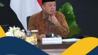 Menteri Nusron Sampaikan Ada 864.662 Hektare Potensi Tanah untuk Menopang Program Ketahanan Pangan, Transmigrasi, dan Perumahan Rakyat Jakarta – Beberapa program prioritas yang dicanangkan Presiden Prabowo Subianto ialah mencapai swasembada pangan, menjamin pembangunan hunian berkualitas, dan pemerataan ekonomi. Untuk menindaklanjuti ketiga hal tersebut, ketersediaan tanah menjadi hal paling mendasar agar program-program tersebut dapat terlaksana. “Kami memiliki 854.662 hektare cadangan tanah telantar dan tambahan 10.000 hektare tanah hasil konversi dari Hak Guna Usaha (HGU) ke Hak Guna Bangunan (HGB) akibat perubahan tata ruang,” kata Menteri Agraria dan Tata Ruang/Kepala Badan Pertanahan Nasional (ATR/BPN), Nusron Wahid dalam paparannya pada Rapat Koordinasi di Kementerian Koordinator Bidang Infrastruktur dan Pembangunan Kewilayahan, Rabu (08/01/2025). Menurutnya, dari total cadangan tersebut, sebanyak 209.780 hektare dialokasikan untuk mendukung program ketahanan pangan nasional. Langkah ini diharapkan mampu memastikan ketersediaan lahan pertanian yang cukup untuk mengurangi ketergantungan pada impor bahan pangan. Selain itu, 567.585 hektare tanah telah dialokasikan untuk program transmigrasi. Menteri Nusron menyatakan lahan ini akan diserahkan kepada Kementerian Transmigrasi untuk mendukung relokasi penduduk ke wilayah-wilayah baru, menciptakan pusat-pusat pertumbuhan ekonomi di luar Jawa, sekaligus mengurangi tekanan penduduk di daerah padat. Untuk mendukung program perumahan rakyat, Nusron Wahid menjelaskan bahwa 77.297 hektare lahan ditambah 10.000 hektare hasil konversi telah dialokasikan untuk pembangunan pemukiman. Hal ini memastikan kelancaran program pembangunan 3 juta rumah yang telah dicanangkan pemerintah. “Kami rasa untuk program 3 juta rumah, ketersediaan tanah tidak ada masalah. Kemarin juga sudah kami laporkan kepada menteri terkait, dan semua berjalan dengan lancar,” tambah Menteri ATR/Kepala BPN. Langkah ini menunjukkan upaya pemerintah dalam mengoptimalkan tanah yang tidak produktif untuk mendukung agenda prioritas nasional. Menteri Nusron menekankan bahwa sinergi antara kementerian terkait menjadi kunci untuk memastikan keberhasilan alokasi lahan ini. Turut hadir pada rapat ini, sejumlah Menteri dan Wakil Menteri Kabinet Merah Putih. Hadir mendampingi Menteri Nusron, Sekretaris Jenderal Kementerian ATR/BPN, Suyus Windayana; Direktur Jenderal Tata Ruang, Dwi Hariyawan; Kepala Biro Humas, Harison Mocodompis; dan Kepala Biro Perencanaan, Dony Erwan Brilianto. (JM/FA/OD) #KementerianATRBPN #MelayaniProfesionalTerpercaya #MajuDanModern #MenujuPelayananKelasDunia Biro Hubungan Masyarakat Kementerian Agraria dan Tata Ruang/ Badan Pertanahan Nasional
