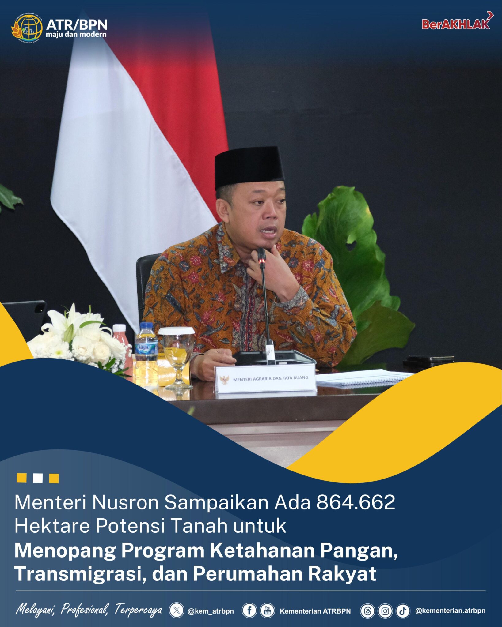 Menteri Nusron Sampaikan Ada 864.662 Hektare Potensi Tanah untuk Menopang Program Ketahanan Pangan, Transmigrasi, dan Perumahan Rakyat Jakarta – Beberapa program prioritas yang dicanangkan Presiden Prabowo Subianto ialah mencapai swasembada pangan, menjamin pembangunan hunian berkualitas, dan pemerataan ekonomi. Untuk menindaklanjuti ketiga hal tersebut, ketersediaan tanah menjadi hal paling mendasar agar program-program tersebut dapat terlaksana. “Kami memiliki 854.662 hektare cadangan tanah telantar dan tambahan 10.000 hektare tanah hasil konversi dari Hak Guna Usaha (HGU) ke Hak Guna Bangunan (HGB) akibat perubahan tata ruang,” kata Menteri Agraria dan Tata Ruang/Kepala Badan Pertanahan Nasional (ATR/BPN), Nusron Wahid dalam paparannya pada Rapat Koordinasi di Kementerian Koordinator Bidang Infrastruktur dan Pembangunan Kewilayahan, Rabu (08/01/2025). Menurutnya, dari total cadangan tersebut, sebanyak 209.780 hektare dialokasikan untuk mendukung program ketahanan pangan nasional. Langkah ini diharapkan mampu memastikan ketersediaan lahan pertanian yang cukup untuk mengurangi ketergantungan pada impor bahan pangan. Selain itu, 567.585 hektare tanah telah dialokasikan untuk program transmigrasi. Menteri Nusron menyatakan lahan ini akan diserahkan kepada Kementerian Transmigrasi untuk mendukung relokasi penduduk ke wilayah-wilayah baru, menciptakan pusat-pusat pertumbuhan ekonomi di luar Jawa, sekaligus mengurangi tekanan penduduk di daerah padat. Untuk mendukung program perumahan rakyat, Nusron Wahid menjelaskan bahwa 77.297 hektare lahan ditambah 10.000 hektare hasil konversi telah dialokasikan untuk pembangunan pemukiman. Hal ini memastikan kelancaran program pembangunan 3 juta rumah yang telah dicanangkan pemerintah. “Kami rasa untuk program 3 juta rumah, ketersediaan tanah tidak ada masalah. Kemarin juga sudah kami laporkan kepada menteri terkait, dan semua berjalan dengan lancar,” tambah Menteri ATR/Kepala BPN. Langkah ini menunjukkan upaya pemerintah dalam mengoptimalkan tanah yang tidak produktif untuk mendukung agenda prioritas nasional. Menteri Nusron menekankan bahwa sinergi antara kementerian terkait menjadi kunci untuk memastikan keberhasilan alokasi lahan ini. Turut hadir pada rapat ini, sejumlah Menteri dan Wakil Menteri Kabinet Merah Putih. Hadir mendampingi Menteri Nusron, Sekretaris Jenderal Kementerian ATR/BPN, Suyus Windayana; Direktur Jenderal Tata Ruang, Dwi Hariyawan; Kepala Biro Humas, Harison Mocodompis; dan Kepala Biro Perencanaan, Dony Erwan Brilianto. (JM/FA/OD) #KementerianATRBPN #MelayaniProfesionalTerpercaya #MajuDanModern #MenujuPelayananKelasDunia Biro Hubungan Masyarakat Kementerian Agraria dan Tata Ruang/ Badan Pertanahan Nasional