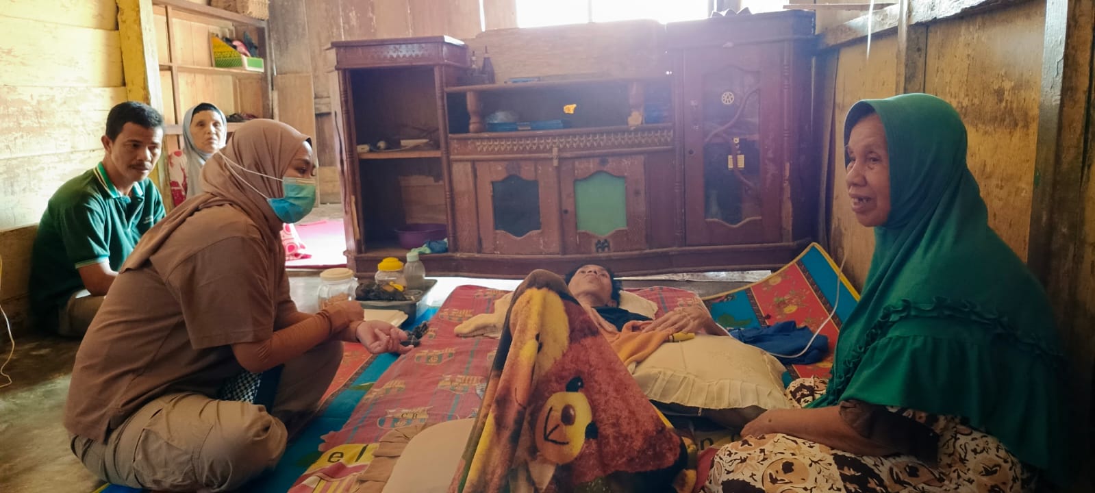 H. Risca Priba Ayu (Ayu Yoppy) kembali menunjukkan bentuk kepeduliannya terhadap sesama dengan mendatangi kediaman ibu Nurhayati