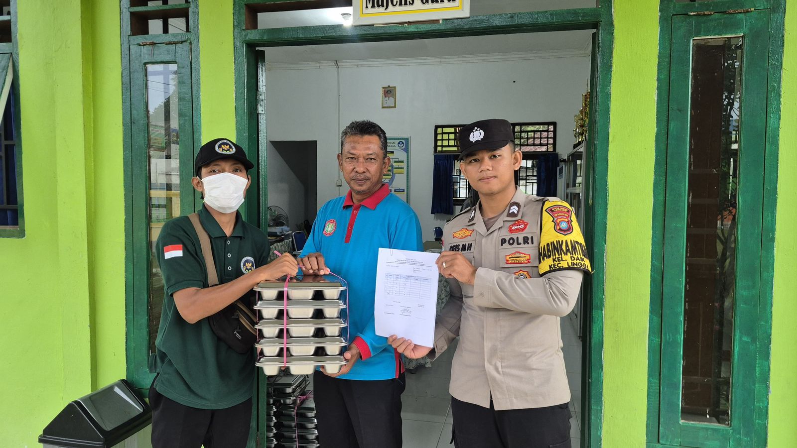 Bhabinkamtibmas Kawal Penyaluran 1.380 MBG di Wilayah Daik Lingga 1 1 3099
