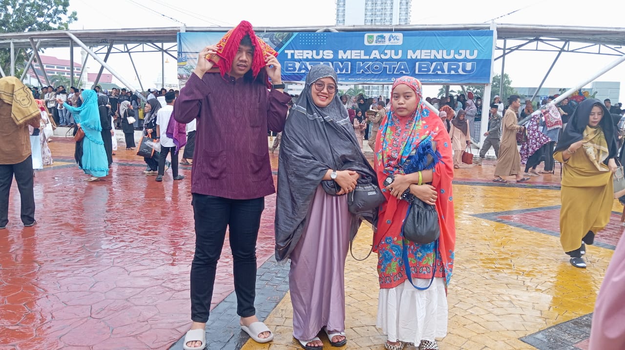Diana Gustin Nasution Bersama Keluarga Sholat Idul Adha 1445 H di Alun Alun Batam Centre