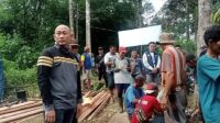 Rusaknya jembatan sungai Ketue, Kelurahan Lubuk Tanjung, Kecamatan Lubuk Linggau Barat 1, menjadi perhatiaan masyarakat. Jembatan yang rusak tersebut merupakan akses warga melintas guna mengangkut hasil kebun. Hal tersebut mendapat respon H. Rachmat Hidayat (Yoppy Karim), setelah dirinya mendapat laporan masyarakat tentang kondisi jembatan dan bergegas menuju lokasi, Selasa (6/8/2024). Herman, sebagai tokoh masyarakat menyampaikan, bahwa dirinya mewakili para petani mengucapkan terima kasihnya atas kunjungan Yoppy Karim di kebunnya. "Beginilah kondisi jembatan dan jalan menuju kebun kami," keluhnya. Lanjut Herman, mereka masyarakat Lubuk Tanjung sangat berharap kepada Yoppy Karim, dikarenakan jembatan sungai Ketue merupakan satu-satunya akses mereka yang dari dulu begitu saja. Tak hanya itu, Herman juga menyebutkan bahwa akses jalan maupun jembatan yang selama ini dibangun melalui swadaya masyarakat secara gotong royong. Dari hasil perkebunan, masyarakat setiap tahunnya mengumpulkan biaya untuk membangun akses yang sering mereka lewati. "Yakin Linggau Juara pasti menang, kami sangat mendukung dan akan mencoblos Yoppy-Rustam pada saat waktu pemilihan nanti. dan untuk itu Yoppy Karim, kami tidak membuat surat pernyataan di atas materai, namun kami yakin jika Yoppy-Rustam menang, pasti akan dibangun," Tegas Herman Sementara itu, Yoppy Karim menyampaikan pembahasan jembatan sungai Ketue ini sudah pernah disampaikan oleh tokoh masyarakat kepada dirinya dengan adanya laporan masyarakat pihaknya langsung turun ke lokasi. Yoppy menyebutkan, bahwa hal tersebut selaras dengan visi misinya, masuk dalam program peningkatan jalan usaha tani dengan ini akan menjadi prioritas pembangunannya. "Sangat disayangkan kondisi seperti ini, apalagi daerah ini penghasil pertanian cukup besar, kalau musim durian seperti pasar, ramai, bersih dan juga masih banyak hasil perkebunan yang lain," ujarnya. "Insya Allah, jika kami diamanahkan jembatan ini akan kita bangun jembatan gantung lebih kokoh, pakai besi plat, dan menjadi prioritas," tambah Yoppy.