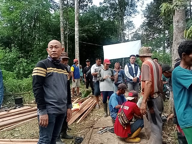 Rusaknya jembatan sungai Ketue, Kelurahan Lubuk Tanjung, Kecamatan Lubuk Linggau Barat 1, menjadi perhatiaan masyarakat. Jembatan yang rusak tersebut merupakan akses warga melintas guna mengangkut hasil kebun. Hal tersebut mendapat respon H. Rachmat Hidayat (Yoppy Karim), setelah dirinya mendapat laporan masyarakat tentang kondisi jembatan dan bergegas menuju lokasi, Selasa (6/8/2024). Herman, sebagai tokoh masyarakat menyampaikan, bahwa dirinya mewakili para petani mengucapkan terima kasihnya atas kunjungan Yoppy Karim di kebunnya. "Beginilah kondisi jembatan dan jalan menuju kebun kami," keluhnya. Lanjut Herman, mereka masyarakat Lubuk Tanjung sangat berharap kepada Yoppy Karim, dikarenakan jembatan sungai Ketue merupakan satu-satunya akses mereka yang dari dulu begitu saja. Tak hanya itu, Herman juga menyebutkan bahwa akses jalan maupun jembatan yang selama ini dibangun melalui swadaya masyarakat secara gotong royong. Dari hasil perkebunan, masyarakat setiap tahunnya mengumpulkan biaya untuk membangun akses yang sering mereka lewati. "Yakin Linggau Juara pasti menang, kami sangat mendukung dan akan mencoblos Yoppy-Rustam pada saat waktu pemilihan nanti. dan untuk itu Yoppy Karim, kami tidak membuat surat pernyataan di atas materai, namun kami yakin jika Yoppy-Rustam menang, pasti akan dibangun," Tegas Herman Sementara itu, Yoppy Karim menyampaikan pembahasan jembatan sungai Ketue ini sudah pernah disampaikan oleh tokoh masyarakat kepada dirinya dengan adanya laporan masyarakat pihaknya langsung turun ke lokasi. Yoppy menyebutkan, bahwa hal tersebut selaras dengan visi misinya, masuk dalam program peningkatan jalan usaha tani dengan ini akan menjadi prioritas pembangunannya. "Sangat disayangkan kondisi seperti ini, apalagi daerah ini penghasil pertanian cukup besar, kalau musim durian seperti pasar, ramai, bersih dan juga masih banyak hasil perkebunan yang lain," ujarnya. "Insya Allah, jika kami diamanahkan jembatan ini akan kita bangun jembatan gantung lebih kokoh, pakai besi plat, dan menjadi prioritas," tambah Yoppy.
