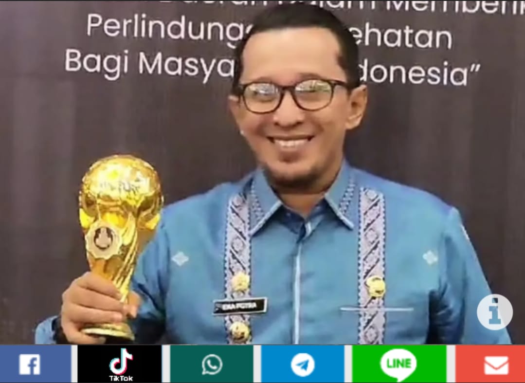 Bupati Tanah Datar Terima Penghargaan UHC Award Dari Kemenko PMK