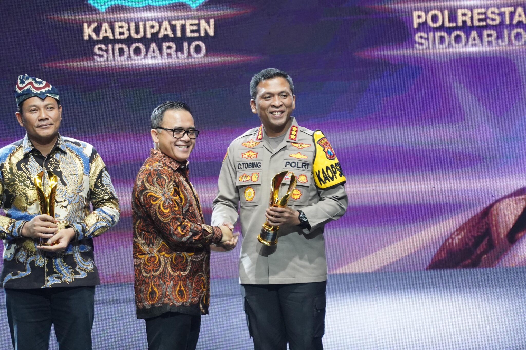 Tingkatkan Inovasi Digital Layanan Publik, Kapolresta Sidoarjo Terima Penghargaan Pemimpin Daerah Awards 2024