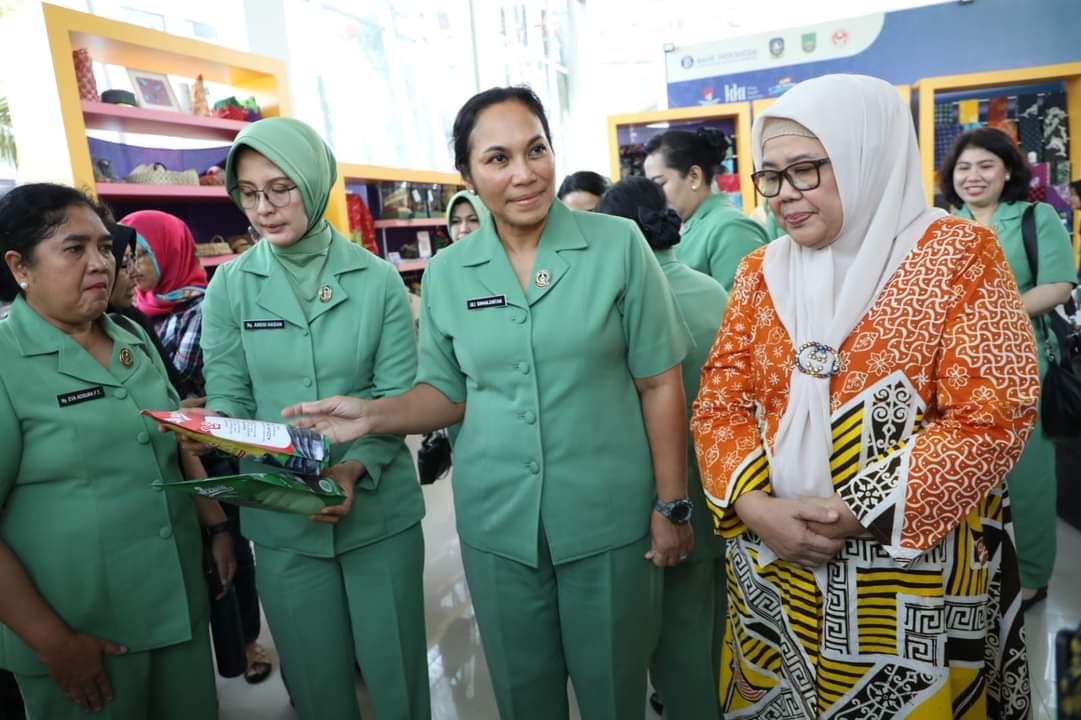 Dipandu Marlin, Istri KSAD Borong Produk Kerajinan di Dekranasda Batam