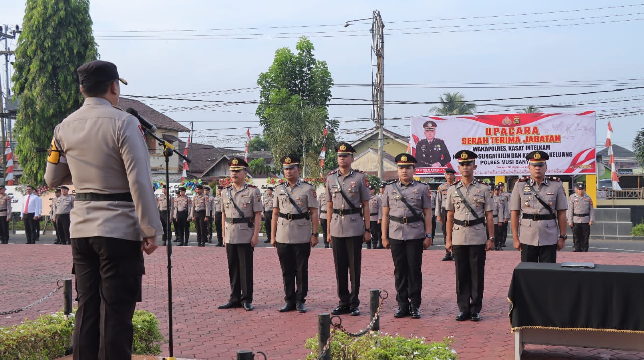 Kapolres Muba AKBP. Listiyono Dwi Nugro SIK. MH, Memimpin Upacara Serah Terima Jabatan Di Halaman Apel Mapolres Muba