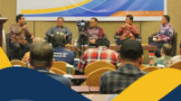 Komisi II DPR RI Apresiasi Digitalisasi Layanan Pertanahan Kementerian ATR/BPN Bekasi - Kementerian Agraria dan Tata Ruang/Badan Pertanahan Nasional (ATR/BPN) mendapatkan apresiasi dari Komisi II Dewan Perwakilan Rakyat Republik Indonesia (DPR RI) atas implementasi Sertipikat Tanah Elektronik sebagai bagian dari digitalisasi layanan pertanahan. Anggota Komisi II DPR RI, Mardani Ali Sera menyampaikan apresiasi tersebut dalam Sosialisasi Program Strategis yang bertajuk Tantangan dan Risiko Digitalisasi Pertanahan: Pembangunan Zona Integritas Berkelanjutan di Kementerian ATR/BPN, di Hotel Aston Imperial Bekasi pada Rabu (14/08/2024). “Kita ingin digitalisasi tapi kita juga perlu melihat kesiapan masyarakat. Saya apresiasi Kementerian ATR/BPN yang tetap mengeluarkan selembar fisik sertipikatnya. Ada QR Code-nya dan sudah punya keamanan yang bagus,” ujar Mardani Ali Sera dalam kegiatan yang diselenggarakan oleh Kementerian ATR/BPN melalui Kantor Wilayah BPN Provinsi Jawa Barat yang bekerja sama dengan Indopos. Lebih lanjut, Mardani Ali Sera menyebut, Kementerian ATR/BPN telah berhasil meningkatkan capaian pendaftaran bidang tanah setiap tahunnya. “Tahun 2017, target PTSL (Pendaftaran Tanah Sistematis Lengkap) 5 juta bidang tanah telah terlampaui. Pada 2018, target PTSL 7 juta bidang tanah terlampaui. Pada 2019, target PTSL 9 juta bidang tanah terlampaui. Negara jika mau baik ya dengan sertipikasi tanah-tanah rakyat,” ujarnya. Inspektur Jenderal (Irjen) Kementerian ATR/BPN, R.B. Agus Widjayanto menyebut bahwa digitalisasi layanan pertanahan merupakan salah satu bobot penting dalam membangun Zona Integritas (ZI) untuk mewujudkan Reformasi Birokrasi. Dengan adanya digitalisasi di sektor pertanahan juga dapat membangun efisiensi pekerjaan. “Salah satu aspek dalam pembangunan ZI adalah adanya inovasi pelayanan publik. Di Kementerian ATR/BPN ada aplikasi Sentuh Tanahku. Juga ada beberapa layanan elektronik yang sebelumnya sudah diluncurkan, seperti layanan Pengecekan Elektronik, Zona Nilai Tanah (ZNT), Hak Tanggungan Elektronik, Surat Keterangan Pendaftaran tanah (SKPT), dan Sertipikat Tanah Elektronik. Ini adalah inovasi yang meningkatkan pelayanan,” jelas Irjen Kementerian ATR/BPN. Dalam kegiatan ini, hadir menjadi pembicara, Kepala Pusat Data Informasi Pertanahan, Tata Ruang, dan LP2B, I Gusti Ketut Ary Sucaya. Turut hadir di kesempatan yang sama, Kepala Kantor Pertanahan Kota Bekasi, Amir Sofwan serta sejumlah awak media yang berasal dari area Jakarta dan Jawa Barat. (AR/GE) #AHYMenteriATR #KementerianATRBPN #MelayaniProfesionalTerpercaya #MajuDanModern #MenujuPelayananKelasDunia #SetiapKitaAdalahHumas #SetiapKitaAdalahAmbassador Biro Hubungan Masyarakat Kementerian Agraria dan Tata Ruang/ Badan Pertanahan Nasional