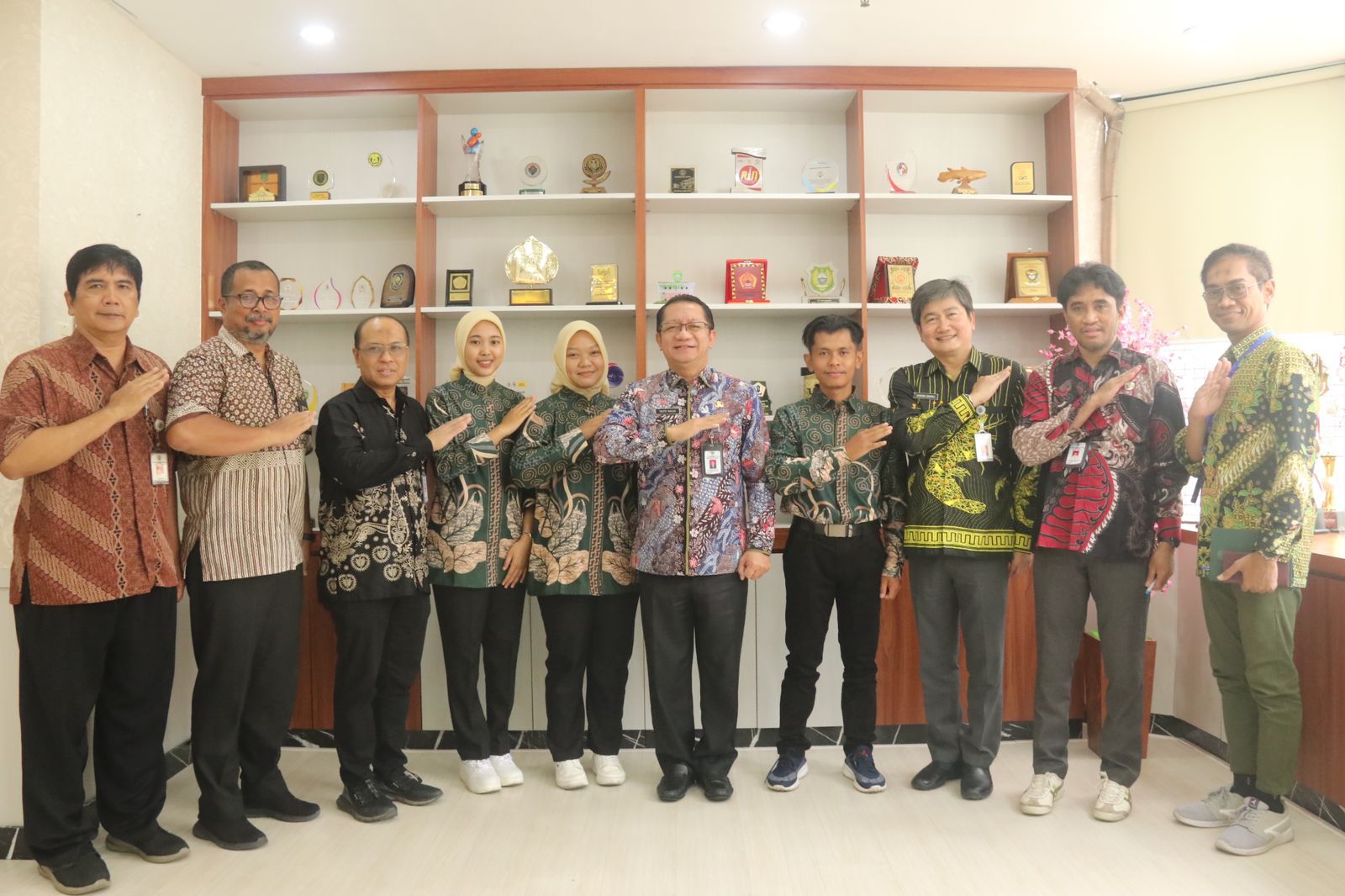 Sekjen Kemedes PDTT Apresiasi Anak Transmigran Penerima Beasiswa PPSBKT Teladan