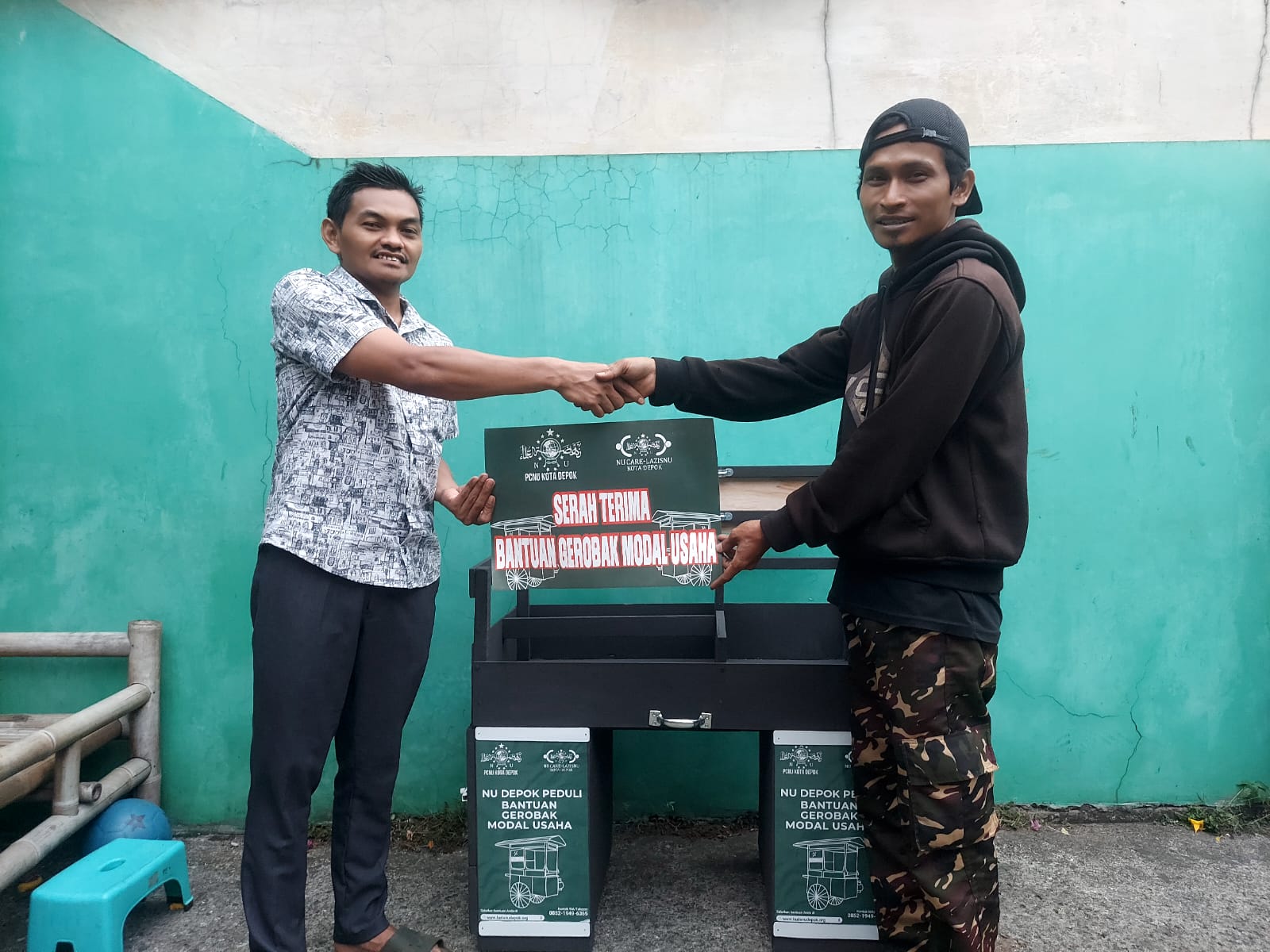 Bina UMKM, NU Care-LAZISNU Kota Depok Beri Bantuan Gerobak Modal Usaha