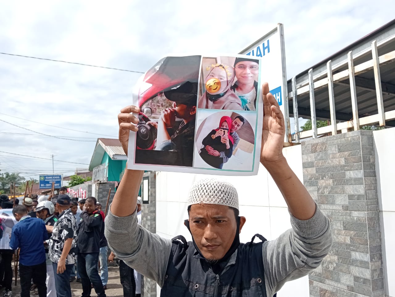 BINJAI_Front Persaudaraan Islam (FPI) Kota Binjai Angkat Bicara terkait aksi FUI-SU AMANAR Kota Binjai ke Pondok Pesantren Ma'rifatulloh Kolo Saketi, pada Rabu.(21/8/24)

Aksi demontrasi yang di lakukan Forum Umat Islam Sumatera Utara (FUI-SU) Amar Ma'aruf Nahi Munkar (Amanar) kota Binjai ke Pondok Pesantren Ma'rifatulloh Kolo Saketi di jl .Danau Sentani lingkungan 6 Kelurahan Tunggurono, pada Selasa (13/08/2024) lalu, dinilai sarat atas kepentingan.

Laskar Front Persaudaraan Islam (FPI) Kota Binjai Welandri angkat bicara terkait aksi yang di lakukan FUI Amanar Kota Binjai.

Welandri menerangkan kepada awak media prihal aksi yang di lakukan FUI-SU Amanar Kota Binjai ke Pondok Pesantren Ma'rifatulloh Kolo Saketi menyalahi aturan dan pengiringan publik ke arah yang tidak benar. Digiring ke arah pemecahan umat Islam dan dinilai tidak sah dalam kebenaran hukumnya.

Karena belum ada kebenaran rilisan dari kepolisian tentang foto tersebut. Apakah itu benar adanya atau sebuah editan saja??.

Foto yang telah mereka sebarkan itu kan belum tau orangnya (wanitanya) mana dan dimana, dapat foto nya dari mana & apakah, atau katanya dari Instagram, dan orang tersebut sudah membuat laporan atau tidak. Apakah keberatan dari pihak keluarga ataupun suaminya??.

Dan ini sudah dijadikan penggiringan publik. Karena orang yang tidak tahu seakan akan itu adalah foto dari EA istri nya TT khan, yang sekarang ini sedang berproses di Polres Binjai.

Hal senada juga di sampaikan Ketua FPI Kota Binjai. Bapak Derian Putra menanggapi persoalan ini dari WhatsApp pribadi nya. Beliau sangat menyayangkan karena itu bisa merusak statement dan paradigma masyarakat tentang Kiyai Amar selaku pendidik yang berfokus tentang pengajaran agama Islam di Kota Binjai. Yang notabene nya foto itu belum jelas kebenaran nya dan kenapa harus di sebarkan kepada masyarakat. Ini akan menjadi acuan kegaduhan umat.

Dan belum ada bukti forensik dari pihak berwajib apakah itu memang benar Kiyai Amar atau oknum yang sengaja menyudutkan.
Jikalau pun itu benar adanya tidak bisa juga di sebar luaskan ke masyarakat.
Karena barang bukti dari penegak hukum tidak bisa untuk di sebar luaskan ke masyarakat.

Dan bukan sembarangan untuk menyebar luaskan foto tersebut karena bisa terjadi fitnah kepada Kiyai Amar.

Tempat terpisah awak media mencoba untuk mengkonfirmasi kepada ustadz M. Nuh melalui handphonenya, pada Rabu (14/08) yang lalu.
Beliau merupakan salah seorang yang melakukan orasi pada saat aksi berlangsung.

Beliau menegaskan kalau di dalam foto tersebut bukanlah foto EN istri dari TT khan.
Dan beliau juga dengan tegas mengatakan kepada awak media kalau ia tidak tau menahu tentang kebenaran foto tersebut.

Tanggapan dari ustadz M Nuh sontak mengagetkan Kuasa Hukum Kiyai Amar MHD Alfiansyah Lubis SH . Setelah dikonfirmasi kembali oleh awak media. Karena dengan jelas pada saat melakukan aksi dan orasi beliau sempat menyinggung tentang foto tersebut. Dan sempat mengatakan kalau Kiyai Amar seorang ustadz cabul.

Berarti ada dugaan aksi tersebut di tunggangi karena adanya proses Hukum yang sedang berjalan di Polres Binjai.
Yang melakukan aksi dan berorasi saja tidak mengetahui kebenaran akan foto dan berita sebenarnya, bagaimana bisa orasi seenaknya.
Ada dugaan indikasi hanya penggiringan publik saja.

MHD Alfiansyah Lubis SH menyayangkan atas aksi yang dilakukan FUI Amanar Kota Binjai.
Aksi demontrasi tersebut di nilai kearah pengiringan publik yang mengakibatkan perpecahan umat Islam yang ada di Kota Binjai dan sekitarnya.

Karena belum terbukti kebenarannya tentang foto yang di sebarkan ke masyarakat.
Apakah wanita yang di dalam foto tersebut keberatan dengan fotonya disebarkan atau tidak. Dan apakah benar yang di dalam foto tersebut adalah Kiyai Amar atau sebuah editan saja.

Alfiansyah juga mengatakan kalau aksi tersebut diduga sebuah titipan atau di tunggangi oleh oknum tertentu.
Karena sekarang ini Kiyai Amar sedang menjalani proses hukum yang ada di Polres Binjai.

Aksi tersebut di nilai agar Polres Binjai bisa bertindak cepat dalam mengambil keputusan tentang proses Hukum Kiyai Amar.
Sedangkan laporan yang kita buat di Polres Binjai tidak bergerak sama sekali, ungkap nya kepada awak media.

Seperti laporan no STPL / B /378/Vll/ 2024/SPKT/Polres Binjai/ Polda Sumatra Utara.A/ N Muhammad Alpan Daulay , S.SI.
Laporan penyerangan & memasuki pekarangan tanpa ijin.

No STPL/384/Vll/2024/SPKT/Polres Binjai/ Polda Sumut. Juga atas nama Muhammad Alpan Daulay, S.SI. , laporan dugaan penganiayaan yang dialami ustadz Alpan dalam rumah atau pesantrennya.

Dan juga laporan STPL/B/380/Vll/2024/SPKT/Polres Binjai/Polda Sumut
Atas nama Ade Nazli Putra, laporan dugaan pelanggaran UU ITE terhadap akun Juli Oong Al Rasyid.

Alfiansyah Lubis juga meminta kepada Polres Binjai agar menaati peraturan dan hukum yang ada di negara kita .
Hukum itu jangan tajam kebawah dan tumpul keatas.
Jangan di buat seakan-akan di duga sarat akan kepentingan. Ada apa? Kenapa 3 laporan kita kurang ditanggapi tetapi laporan pihak pelapor bisa cepat terus berjalan bahkan dipaksakan naik ke tingkat sidik.

"Dan dalam waktu dekat ini saya akan membuat laporan atas aksi yang di lakukan pihak FUISU Amanar ke Polres Binjai.
Tentang dugaan fitnah dan provokasi umat Islam khususnya kepada Kiyai Amar dan Pondok Pesantren Ma'rifatulloh Kolo seketi", Tutupnya.

Reporter : (Tim/ozy)