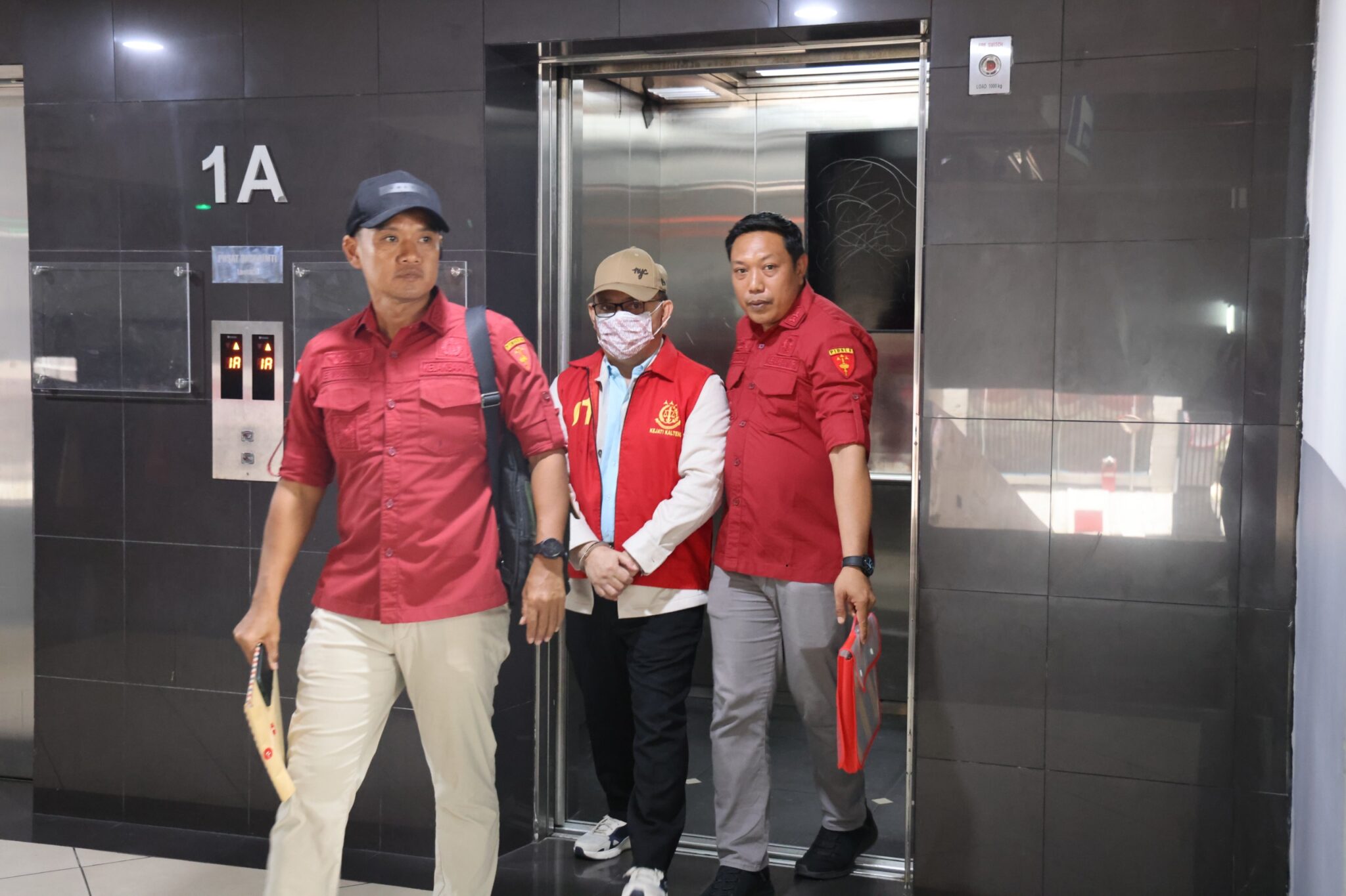 elaksanaan Tahap II dan Pemindahan Tahanan Terhadap Tersangka UI Dalam Perkara Korupsi Pemkab Kota Waringin Barat