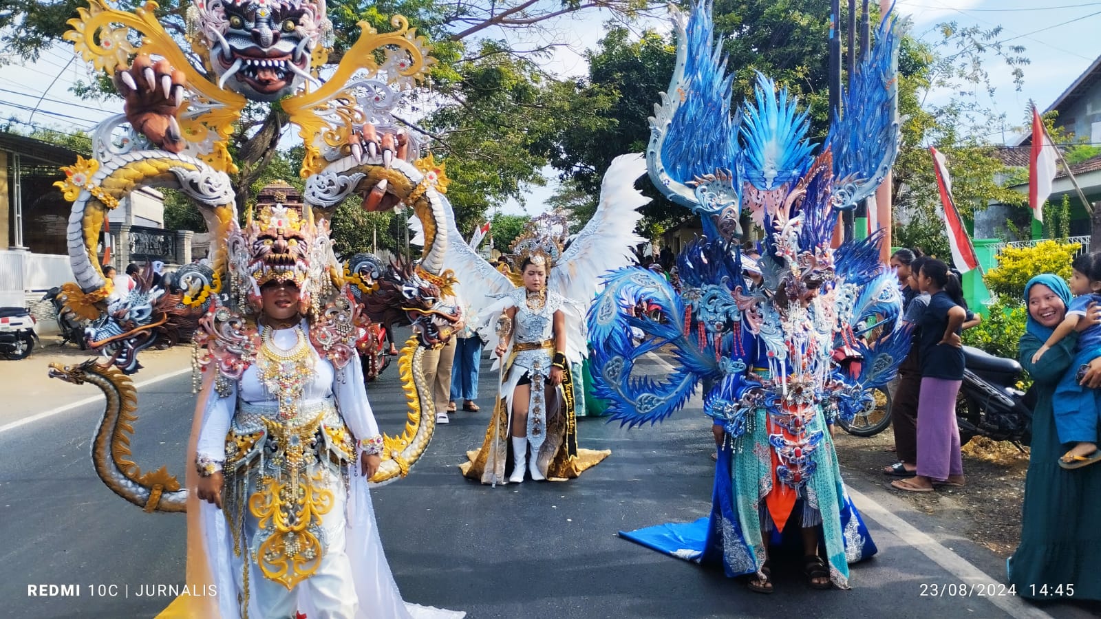 Berkostum Adat Madura Kades Sumber Anyar Jadi Sakera Dalam Giat Karnaval