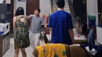 Surabaya - Dr. Hendyanto Udjari, SH., MH., alias Moses Hendry (63) melaporkan balik istrinya bernama Sherly (45) atas dugaan Kekerasan Dalam Rumah Tangga (KDRT) dan penyebaran video bermuatan pornografi. Dari informasi yang didapat media, atas pelaporan itu, Sherly di undang wawancara klarifikasi perkara oleh Penyidik Polrestabes Surabaya pada Senin (2/9) mendatang. Untuk mengetahui kebenaran informasi dan pelaporan, media melakukan konfirmasi ke Sherly pada Sabtu (31/8) sore. "Benar ada surat panggilan klarifikasi atas laporan Moses ke Polrestabes Surabaya dugaan KDRT dan penyebaran video bermuatan pornografi," ujar Sherly sambil perlihatkan surat dari Polrestabes Surabaya. Saat ditanya apakah melakukan KDRT terhadap suaminya dan video bermuatan pornografi apakah di unggah ke media sosial (medsos), Sherly membantah hal itu "Saya yang alami KDRT malah dilaporkan melakukan KDRT, video hanya saya kirim ke saudaranya Moses, pak Sholeh (kuasa hukum) dan penyidik," ujar Sherly. Ada yang mencengangkan dari pengakuan Sherly, terkait video bermuatan pornografi yang dilaporkan Moses ke Polrestabes Surabaya. "Ada bukti video dimana Moses terlanjang bulat (bugil) di depan anak perempuan saya dan itu berlangsung sering kali," sambil perlihatkan video yang dianggap media sangat menjijikan. Menurut Sherly kejadian Moses telanjang di depan putrinya yang berusia 20 tahun bukan hanya sekali, namun berkali-kali, saat ditanya kenapa suaminya tidak ditegur, Sherly menjawab takut. "Negur ya digaplok saya. Pokoknya kita gak boleh sama sekali negur atau bantah, bisa benjut," kata Sherly. Perlu diketahui, Hendriyanto Udjari alias Moses Hendry berprofesi sebagai pengacara berkantor di jalan Ponti Sidoarjo, dan seorang pendeta di Amazing God Church (AGC) serta seorang dosen dilaporkan oleh istrinya bernama Sherly. Moses Hendry dilaporkan ke Polrestabes Surabaya pada 9 Agustus 2024, dengan dugaan pelanggaran pasal 44 UU RI nomor 23 tahun 2004 tentang Kekerasan Dalam Rumah Tangga (KDRT). Pelaporan Sherly diketahui media di salah satu video yang ditayangkan oleh akun TikTok Cak Sholeh, @sholeh008 pada Jumat (16/8) petang. Dalam video TikTok itu, Cak Sholeh yang dikenal dengan slogan No Viral No Justice menerangkan bahwa Sherly mencari keadilan karena bertahun-tahun mengalami kekerasan rumah tangga. Dari keterangan Cak Sholeh pelakunya adalah suami Sherly sendiri yang biasa dipanggil Moses Hendry seorang pengacara (advokat) dan tokoh agama. Menurut Cak Sholeh, karena Sherly mengalami kekerasan bertahun-tahun namun tidak berani melawan dan tidak berani melapor ke polisi, sehingga tanpa diketahui suaminya, Sherly menyiapkan kamera saat terjadi kekerasan. "Kekerasan yang dilakukan Moses ke istrinya parah, sadis, sampai memakai pipa," ujar Cak Sholeh yang mengaku sudah melihat rekaman video kekerasan tersebut. "Kekerasan tidak hanya kepada istri, namun juga kepada anak, dan anaknya nanti akan menjadi saksi," ujar Cak Sholeh Dari informasi korban saat dikonfirmasi, kejadian KDRT terjadi pada tanggal 9 Agustus 2024 sekira pukul 02.00 Wib, di rumahnya Villa West Wood Pakuwon City Surabaya. "Anak saya perempuan umur 20 tahun, dan anak laki umur 16 tahun, pemukulan anak perempuan saya punya bukti video. Kalau yang anak laki dipukul, tidak ada bukti video, karena dipukulnya di teras depan rumah," ujar korban. Jumat (16/8) malam. Saat Moses Hendry di konfirmasi terkait laporan tersebut, ia menerangkan bahwa dirinya juga korban KDRT. "Jadi ini terkait dengan perselingkuhannya. Bagaimana kehidupannya glamour, kehidupannya sudah seperti orang yang tidak mengenal adab. Dia sudah banyak melakukan hal-hal yang tidak sesuai kalau dia mengaku sebagai seorang istri," terang Moses. Kamis (27/8). "Dia juga melakukan pemukulan, bahkan jauh sebelum ini. Bisa dilihat nanti ada chat WA dengan dia. Ndak pernah saya seperti yang dituduhkan kayak gitu," terang Moses. Dari pernyataan Moses Hendry yang mengatakan dirinya tidak seperti yang dituduhkan istrinya, berbanding terbalik dari data dan informasi yang didapat media. Dari data dan informasi tersebut, Moses tampak berpose mesra dengan beberapa wanita berbeda, dan terdapat video berisi penganiayaan terhadap istri dan anak perempuannya, dan paling menjijikan adalah Moses sering kali telanjang di depan anak perempuannya yang sudah dewasa. Yang menjadi pertanyaan, apakah perbuatan yang dilakukan Moses Hendry pantas dilakukan seorang pengacara apalagi pendeta dan dosen?. @redho fitriyadi