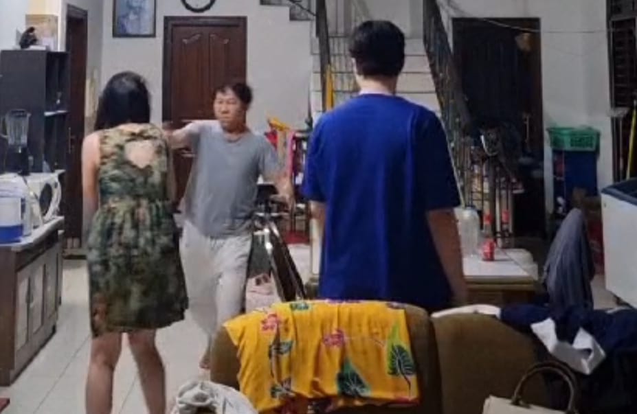 Surabaya - Dr. Hendyanto Udjari, SH., MH., alias Moses Hendry (63) melaporkan balik istrinya bernama Sherly (45) atas dugaan Kekerasan Dalam Rumah Tangga (KDRT) dan penyebaran video bermuatan pornografi. Dari informasi yang didapat media, atas pelaporan itu, Sherly di undang wawancara klarifikasi perkara oleh Penyidik Polrestabes Surabaya pada Senin (2/9) mendatang. Untuk mengetahui kebenaran informasi dan pelaporan, media melakukan konfirmasi ke Sherly pada Sabtu (31/8) sore. "Benar ada surat panggilan klarifikasi atas laporan Moses ke Polrestabes Surabaya dugaan KDRT dan penyebaran video bermuatan pornografi," ujar Sherly sambil perlihatkan surat dari Polrestabes Surabaya. Saat ditanya apakah melakukan KDRT terhadap suaminya dan video bermuatan pornografi apakah di unggah ke media sosial (medsos), Sherly membantah hal itu "Saya yang alami KDRT malah dilaporkan melakukan KDRT, video hanya saya kirim ke saudaranya Moses, pak Sholeh (kuasa hukum) dan penyidik," ujar Sherly. Ada yang mencengangkan dari pengakuan Sherly, terkait video bermuatan pornografi yang dilaporkan Moses ke Polrestabes Surabaya. "Ada bukti video dimana Moses terlanjang bulat (bugil) di depan anak perempuan saya dan itu berlangsung sering kali," sambil perlihatkan video yang dianggap media sangat menjijikan. Menurut Sherly kejadian Moses telanjang di depan putrinya yang berusia 20 tahun bukan hanya sekali, namun berkali-kali, saat ditanya kenapa suaminya tidak ditegur, Sherly menjawab takut. "Negur ya digaplok saya. Pokoknya kita gak boleh sama sekali negur atau bantah, bisa benjut," kata Sherly. Perlu diketahui, Hendriyanto Udjari alias Moses Hendry berprofesi sebagai pengacara berkantor di jalan Ponti Sidoarjo, dan seorang pendeta di Amazing God Church (AGC) serta seorang dosen dilaporkan oleh istrinya bernama Sherly. Moses Hendry dilaporkan ke Polrestabes Surabaya pada 9 Agustus 2024, dengan dugaan pelanggaran pasal 44 UU RI nomor 23 tahun 2004 tentang Kekerasan Dalam Rumah Tangga (KDRT). Pelaporan Sherly diketahui media di salah satu video yang ditayangkan oleh akun TikTok Cak Sholeh, @sholeh008 pada Jumat (16/8) petang. Dalam video TikTok itu, Cak Sholeh yang dikenal dengan slogan No Viral No Justice menerangkan bahwa Sherly mencari keadilan karena bertahun-tahun mengalami kekerasan rumah tangga. Dari keterangan Cak Sholeh pelakunya adalah suami Sherly sendiri yang biasa dipanggil Moses Hendry seorang pengacara (advokat) dan tokoh agama. Menurut Cak Sholeh, karena Sherly mengalami kekerasan bertahun-tahun namun tidak berani melawan dan tidak berani melapor ke polisi, sehingga tanpa diketahui suaminya, Sherly menyiapkan kamera saat terjadi kekerasan. "Kekerasan yang dilakukan Moses ke istrinya parah, sadis, sampai memakai pipa," ujar Cak Sholeh yang mengaku sudah melihat rekaman video kekerasan tersebut. "Kekerasan tidak hanya kepada istri, namun juga kepada anak, dan anaknya nanti akan menjadi saksi," ujar Cak Sholeh Dari informasi korban saat dikonfirmasi, kejadian KDRT terjadi pada tanggal 9 Agustus 2024 sekira pukul 02.00 Wib, di rumahnya Villa West Wood Pakuwon City Surabaya. "Anak saya perempuan umur 20 tahun, dan anak laki umur 16 tahun, pemukulan anak perempuan saya punya bukti video. Kalau yang anak laki dipukul, tidak ada bukti video, karena dipukulnya di teras depan rumah," ujar korban. Jumat (16/8) malam. Saat Moses Hendry di konfirmasi terkait laporan tersebut, ia menerangkan bahwa dirinya juga korban KDRT. "Jadi ini terkait dengan perselingkuhannya. Bagaimana kehidupannya glamour, kehidupannya sudah seperti orang yang tidak mengenal adab. Dia sudah banyak melakukan hal-hal yang tidak sesuai kalau dia mengaku sebagai seorang istri," terang Moses. Kamis (27/8). "Dia juga melakukan pemukulan, bahkan jauh sebelum ini. Bisa dilihat nanti ada chat WA dengan dia. Ndak pernah saya seperti yang dituduhkan kayak gitu," terang Moses. Dari pernyataan Moses Hendry yang mengatakan dirinya tidak seperti yang dituduhkan istrinya, berbanding terbalik dari data dan informasi yang didapat media. Dari data dan informasi tersebut, Moses tampak berpose mesra dengan beberapa wanita berbeda, dan terdapat video berisi penganiayaan terhadap istri dan anak perempuannya, dan paling menjijikan adalah Moses sering kali telanjang di depan anak perempuannya yang sudah dewasa. Yang menjadi pertanyaan, apakah perbuatan yang dilakukan Moses Hendry pantas dilakukan seorang pengacara apalagi pendeta dan dosen?. @redho fitriyadi
