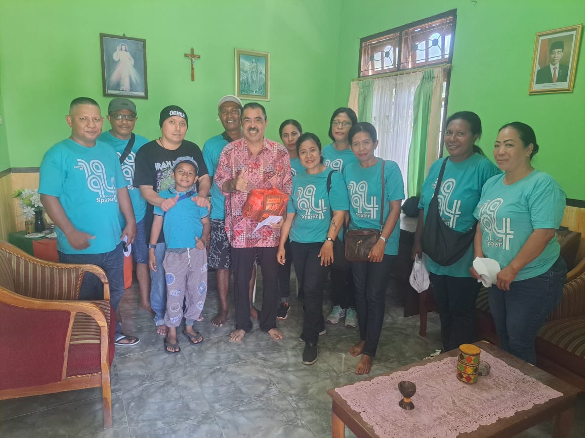 Alumni SMPK Frater Maumere Angkatan 1994 Temui Mantan Kepala Sekolah, Guru, Karyawan Sambil Berbagi Kasih