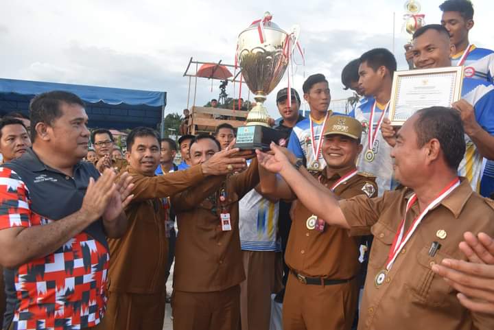 Sekda Kabupaten Nias Utara Menutup Secara Resmi Turnamen Bola Voli Bupati Cup Tahun 2024