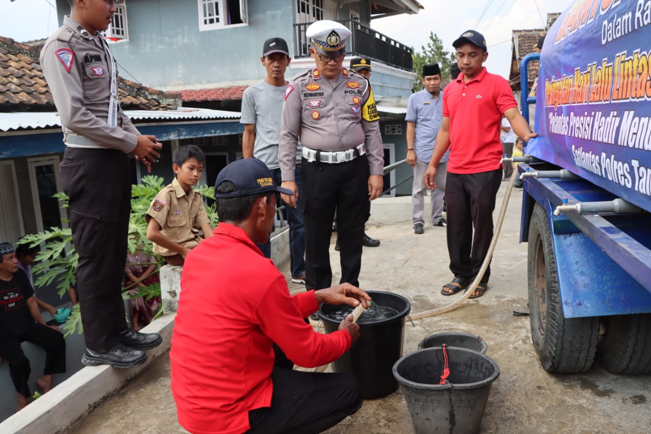 HUT Ke-69 Lalulintas Bhayangkara Bansos Air Bersih Kepada Warga