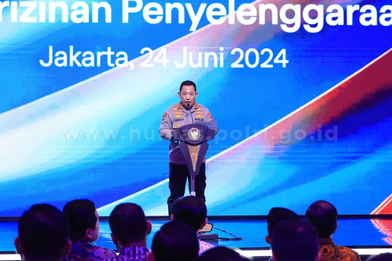 JAKARTA _ Kapolri Jenderal Listyo Sigit Prabowo memperkenalkan pelayanan publik dengan meluncurkan Digitalisasi Layanan Perizinan Penyelenggaraan Event. Acara peluncuran tersebut berlangsung di The Tribrata, Jakarta Selatan, yang turut dihadiri oleh Presiden Joko Widodo (Jokowi).

Melalui sistem ini, proses perizinan yang sebelumnya memakan waktu berbulan-bulan, kini dapat diselesaikan dalam waktu paling lama 14 hari kerja.

Kapolri menyatakan bahwa digitalisasi ini bertujuan untuk memudahkan para penyelenggara event serta memastikan proses perizinan tidak lagi rumit dan membingungkan.

“Dengan layanan digital ini, penyelenggaraan event tidak perlu lagi mengalami kerumitan dalam mengajukan perizinan berulang-ulang. Mereka tidak perlu lagi terjebak dalam proses birokrasi yang berbelit-belit hanya untuk mendapatkan izin,” kata Kapolri.

KAPOLRI RESMIKAN APLIKASI PERIZINAN

Menurut Kapolri, digitalisasi ini tidak hanya sekadar memindahkan proses manual ke dalam bentuk online, tetapi juga menyederhanakan proses birokrasi secara keseluruhan.

“Saat ini, penyelenggaraan event hanya perlu mengisi formulir pengajuan dan melengkapi dokumen persyaratan secara online.

Setelah itu, instansi terkait mulai dari pengelola venue Dinas Parekraf dan satuan-satuan polisi terkait akan langsung memproses perizinan dalam waktu paling lama 14 hari kerja,” ungkapnya.

Sebelum adanya sistem digitalisasi ini, proses perizinan event tingkat nasional di kepolisian saja memakan waktu hingga 14 hari. Namun, dengan adopsi teknologi ini, proses tersebut menjadi lebih cepat dan efisien.

Dengan peluncuran Digitalisasi Layanan Perizinan Penyelenggaraan Event ini, diharapkan akan membuka pintu bagi pertumbuhan industri event di Indonesia serta mempercepat laju pertumbuhan ekonomi di sektor tersebut.(*)

Sumber ; Humas Mabes Polri
Reporter : Iskandar