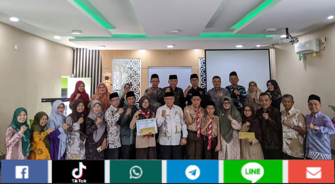 Kepala Kantor Kemenag Tanah Datar Lepas Kontingen Peserta KSM dan MTQ Nasional 2024
