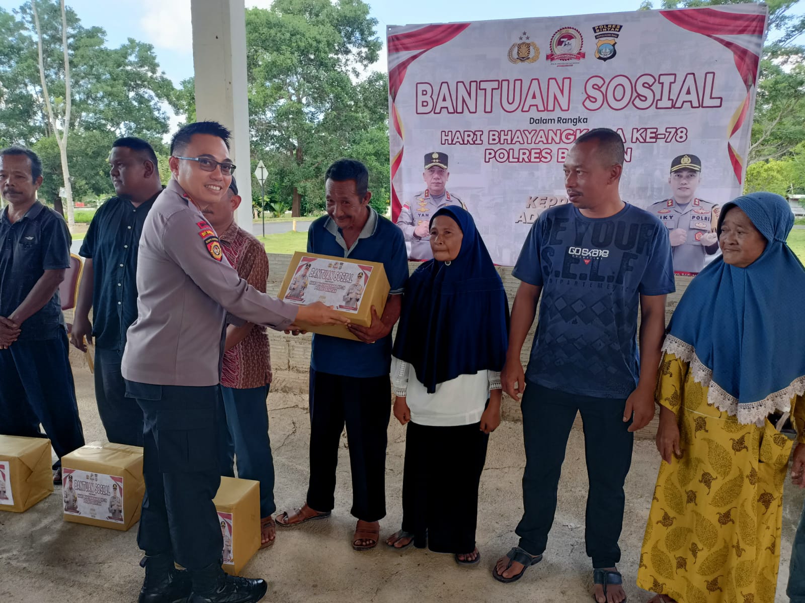 Tentang :Kapolri Pimpin Pemberian Bantuan Sosial Serentak Seluruh Indonesia. 