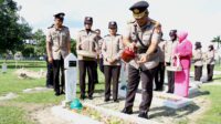 BRIGJEN POL ASEP SAFRUDIN PIMPIN UPACARA ZIARAH MAKAM PAHLAWAN DI TAMAN MAKAM PAHLAWAN BATU AJI BATAM Batam - Wakapolda Kepri Brigjen. Pol. Asep Safrudin, S.I.K., M.H., pimpin Upacara Ziarah Makam Pahlawan dalam Rangka Hari Bhayangkara ke-77 Tahun 2024, dihadiri oleh PJU Polda Kepri, Pengurus Daerah Bhayangkari Kepri dan Personel Polda Kepri yang dilaksanakan di Taman Makam Pahlawan Pusara Bhakti Bulan Gebang, Batu Aji Batam. Pada hari Senin (24/6/2024). Dalam kesempatan tersebut Wakapolda Kepri Brigjen. Pol. Asep Safrudin, S.I.K., M.H., mengatakan bahwa tujuan diadakannya kegiatan Ziarah makam Pahlawan ini sebagai bentuk penghormatan kepada jasa para pahlawan bangsa, hal ini tidak lepas dari peran dan semangat juang para Pahlawan dalam mengabdi dan berkorban demi bangsa dan negara. Kegiatan ini juga sebagai bentuk bahwa kita sebagai generasi penerus bangsa untuk tidak melupakan perjuangan para Pahlawan Bangsa seperti halnya yang diungkapkan oleh Presiden Pertama RI Ir. Soekarno, “Bangsa Yang besar adalah Bangsa yang menghormati jasa para pahlawannya” “Semoga dengan adanya kegiatan ini kita dapat terus melanjutkan perjuangan para pahlawan bangsa, serta meneladani sikap pengabdian mereka yang kemudian diterapkan dalam pekerjaan sebagai seorang polisi dalam melaksanakan tugas melindungi, mengayomi, dan melayani masyarakat serta menegakkan hukum guna menjaga kamtibmas di wilayah Provinsi Kepri”. Tutup Wakapolda Kepri Brigjen. Pol. Asep Safrudin, S.I.K., M.H. Terakhir, Kabidhumas Polda Kepri Kombes. Pol. Zahwani Pandra Arsyad, S.H., M.Si., menambahkan pesan kepada masyarakat yang ingin mengadukan atau melihat peta kerawanan serta memerlukan bantuan kepolisian dapat menghubungi Call Center polisi 110 atau unduh aplikasi Polri Super Apps di Googleplay/APP Store. Salam Presisi Bidang Humas Polda Kepri