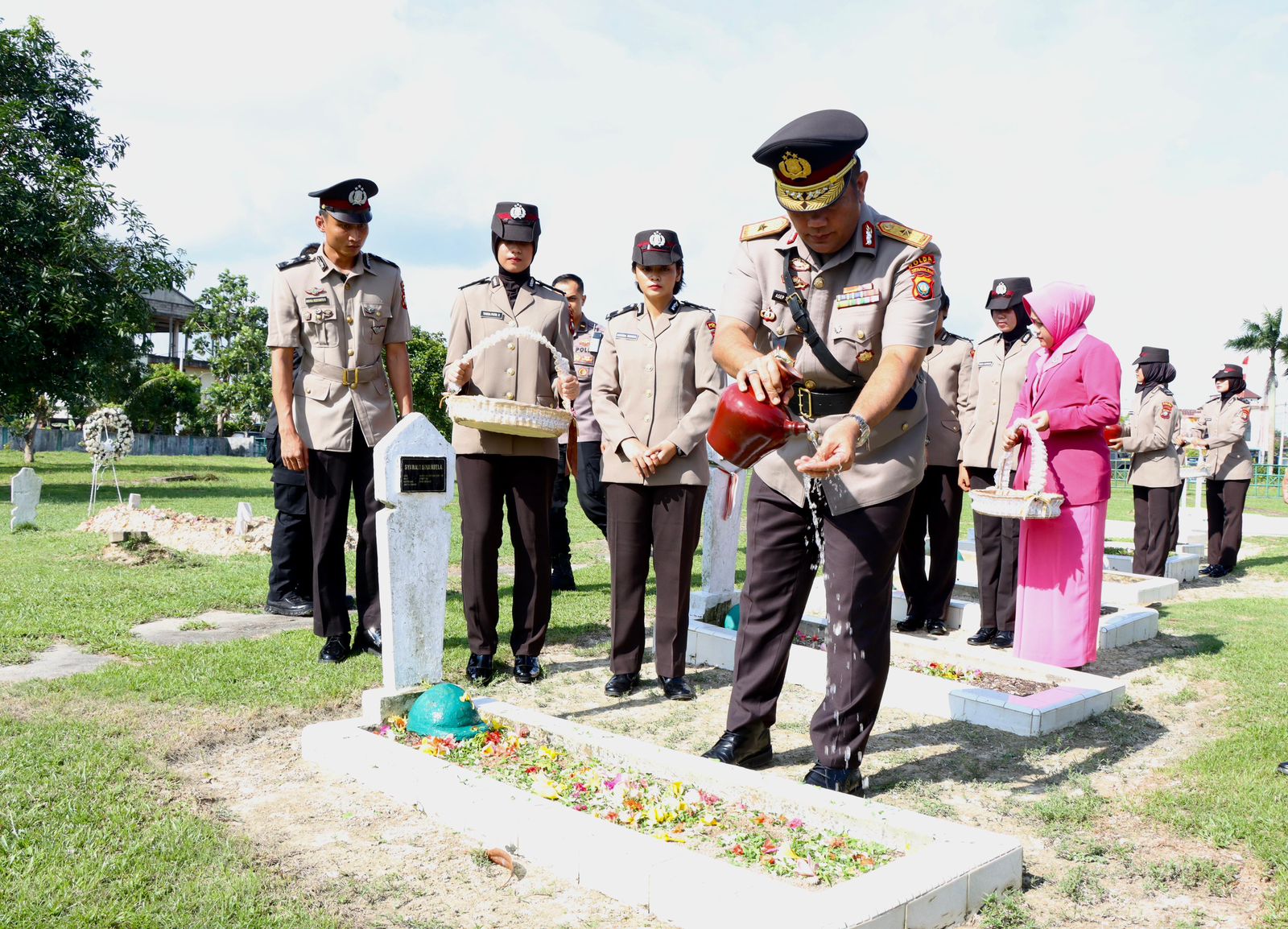 BRIGJEN POL ASEP SAFRUDIN PIMPIN UPACARA ZIARAH MAKAM PAHLAWAN DI TAMAN MAKAM PAHLAWAN BATU AJI BATAM Batam - Wakapolda Kepri Brigjen. Pol. Asep Safrudin, S.I.K., M.H., pimpin Upacara Ziarah Makam Pahlawan dalam Rangka Hari Bhayangkara ke-77 Tahun 2024, dihadiri oleh PJU Polda Kepri, Pengurus Daerah Bhayangkari Kepri dan Personel Polda Kepri yang dilaksanakan di Taman Makam Pahlawan Pusara Bhakti Bulan Gebang, Batu Aji Batam. Pada hari Senin (24/6/2024). Dalam kesempatan tersebut Wakapolda Kepri Brigjen. Pol. Asep Safrudin, S.I.K., M.H., mengatakan bahwa tujuan diadakannya kegiatan Ziarah makam Pahlawan ini sebagai bentuk penghormatan kepada jasa para pahlawan bangsa, hal ini tidak lepas dari peran dan semangat juang para Pahlawan dalam mengabdi dan berkorban demi bangsa dan negara. Kegiatan ini juga sebagai bentuk bahwa kita sebagai generasi penerus bangsa untuk tidak melupakan perjuangan para Pahlawan Bangsa seperti halnya yang diungkapkan oleh Presiden Pertama RI Ir. Soekarno, “Bangsa Yang besar adalah Bangsa yang menghormati jasa para pahlawannya” “Semoga dengan adanya kegiatan ini kita dapat terus melanjutkan perjuangan para pahlawan bangsa, serta meneladani sikap pengabdian mereka yang kemudian diterapkan dalam pekerjaan sebagai seorang polisi dalam melaksanakan tugas melindungi, mengayomi, dan melayani masyarakat serta menegakkan hukum guna menjaga kamtibmas di wilayah Provinsi Kepri”. Tutup Wakapolda Kepri Brigjen. Pol. Asep Safrudin, S.I.K., M.H. Terakhir, Kabidhumas Polda Kepri Kombes. Pol. Zahwani Pandra Arsyad, S.H., M.Si., menambahkan pesan kepada masyarakat yang ingin mengadukan atau melihat peta kerawanan serta memerlukan bantuan kepolisian dapat menghubungi Call Center polisi 110 atau unduh aplikasi Polri Super Apps di Googleplay/APP Store. Salam Presisi Bidang Humas Polda Kepri