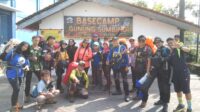 TEAM RESCUE AMI BERKOLABORASI DENGAN PENAT JABODETABEK DAN JATIM MELAKUKAN EXPEDISI PENDAKIAN GUNUNG SUMBING Pada tanggal 19 oktober 2024 Team Rescue Aliansi Madura Indonesia RESCUE AMI ) berkolaborasi dengan komunitas pecinta alam dari Pendaki Nafas Tua ( PENAT ) Jabodetabek dan penat jatim mbois melakukan kegiatan ekspedisi pendakian gunung sumbing ,gunung yang terkenal tertinggi ke 3 di pulau jawa setelah ginung Slamet dan Gunung Semeru yang memiliki ketinggian 3371 mdpl.Gunung yang masuk dalam wilayah tiga kabupaten ini yaitu Magelang, Temanggung, dan Wonosobo bersandingan dengan Sindoro.memiliki kondisi jalur relatif curam dan banyak rintangan, pendaki pemula tidak disarankan untuk mendaki Gunung Sumbing.Ekspedisi kali ini melibatkan pendaki sebanyak kurang lebih 50 orang Pendakian dimulai pada tanggal 19 Oktober 2024 pukul 07.00WIB melalui base camp dan pos pendakian Batur sari "Ekspedisi kali ini kita berkolaborasi dengan team dari Pendaki Nafas Tua dari wilayah Jabodetabek dan Pendaki Nafas Tua Jawa Timur , bertujuan untuk mempererat tali silaturahmi dan persaudaraan sesama pecinta alam yang juga terlibat di team Rescue , serta selalu berbagi ilmu dan mengasah kemampuan di alam bebas ,juga melatih fisik agar tubuh tetap bugar " ujar Wahyu Ari H selaku Kepala Departemen Rescue Aliansi Madura Indonesia ." Setelah kemarin kita melalukan EKspedisi gunung Arjuno , kali ini kita melakukan ekspedisi gunung sumbing ,dan sesuai jadwal terdata , jika tidak ada aral melintang dibulan desember besok jika tidak melakukan ekspedisi ke Gunung Agung di Bali ya minimal Gunung Batur lah" imbuhnya Pada pukul 14.30 team Sampai dipos Sunset camp lembah suci dan team mendirikan tenda camp diarea pos tersebut .pada tanggal 20 oktober 2024 pukul 03.00 dinihari team berangkat melanjutkan summit ke puncak batu singa , puncak rajawali , dan puncak sejati .Namun pada kali ini tantangan dari alam cukup hebat , selain jslurnya yang tergolong ekstrem , jarak pandang mata hanya bisa sejuh 5m akibat dari kabut ditambah lagi hujan rintik rintik. Namun dengan rintangan seperti itu tidak menyurutkan semangat dari team dan pada akhirnya bisa mencapai 3 puncak tersebut. Pada pukul 11 wib team turun dari puncak ,ke camp area untuk packing perlengkapan dan langsung turun .pada pukul 17.30 team sudah turun semua secara lengkap dan lanjut pulang ke kota asal masing masing. (Redho)