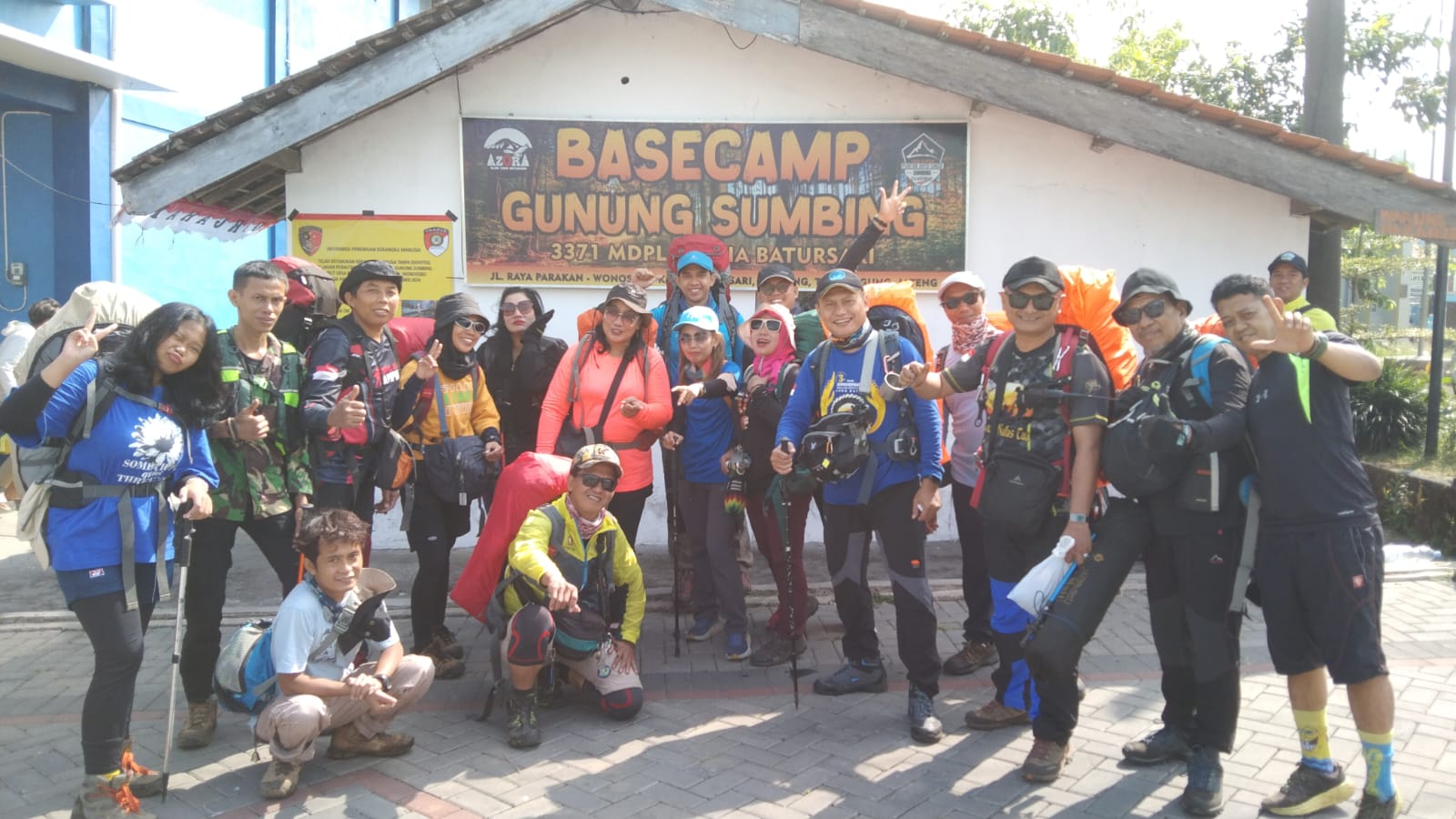 TEAM RESCUE AMI BERKOLABORASI DENGAN PENAT JABODETABEK DAN JATIM MELAKUKAN EXPEDISI PENDAKIAN GUNUNG SUMBING Pada tanggal 19 oktober 2024 Team Rescue Aliansi Madura Indonesia RESCUE AMI ) berkolaborasi dengan komunitas pecinta alam dari Pendaki Nafas Tua ( PENAT ) Jabodetabek dan penat jatim mbois melakukan kegiatan ekspedisi pendakian gunung sumbing ,gunung yang terkenal tertinggi ke 3 di pulau jawa setelah ginung Slamet dan Gunung Semeru yang memiliki ketinggian 3371 mdpl.Gunung yang masuk dalam wilayah tiga kabupaten ini yaitu Magelang, Temanggung, dan Wonosobo bersandingan dengan Sindoro.memiliki kondisi jalur relatif curam dan banyak rintangan, pendaki pemula tidak disarankan untuk mendaki Gunung Sumbing.Ekspedisi kali ini melibatkan pendaki sebanyak kurang lebih 50 orang Pendakian dimulai pada tanggal 19 Oktober 2024 pukul 07.00WIB melalui base camp dan pos pendakian Batur sari "Ekspedisi kali ini kita berkolaborasi dengan team dari Pendaki Nafas Tua dari wilayah Jabodetabek dan Pendaki Nafas Tua Jawa Timur , bertujuan untuk mempererat tali silaturahmi dan persaudaraan sesama pecinta alam yang juga terlibat di team Rescue , serta selalu berbagi ilmu dan mengasah kemampuan di alam bebas ,juga melatih fisik agar tubuh tetap bugar " ujar Wahyu Ari H selaku Kepala Departemen Rescue Aliansi Madura Indonesia ." Setelah kemarin kita melalukan EKspedisi gunung Arjuno , kali ini kita melakukan ekspedisi gunung sumbing ,dan sesuai jadwal terdata , jika tidak ada aral melintang dibulan desember besok jika tidak melakukan ekspedisi ke Gunung Agung di Bali ya minimal Gunung Batur lah" imbuhnya Pada pukul 14.30 team Sampai dipos Sunset camp lembah suci dan team mendirikan tenda camp diarea pos tersebut .pada tanggal 20 oktober 2024 pukul 03.00 dinihari team berangkat melanjutkan summit ke puncak batu singa , puncak rajawali , dan puncak sejati .Namun pada kali ini tantangan dari alam cukup hebat , selain jslurnya yang tergolong ekstrem , jarak pandang mata hanya bisa sejuh 5m akibat dari kabut ditambah lagi hujan rintik rintik. Namun dengan rintangan seperti itu tidak menyurutkan semangat dari team dan pada akhirnya bisa mencapai 3 puncak tersebut. Pada pukul 11 wib team turun dari puncak ,ke camp area untuk packing perlengkapan dan langsung turun .pada pukul 17.30 team sudah turun semua secara lengkap dan lanjut pulang ke kota asal masing masing. (Redho)