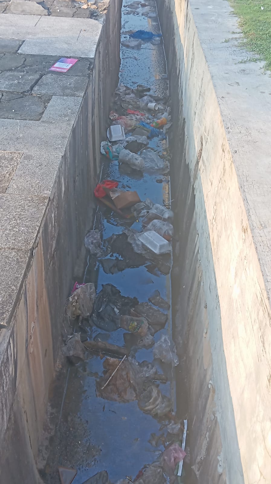 Taman Gurindam 12 Tanjung Pinang Sangat Jorok dan Banyak Sampah Berserakan