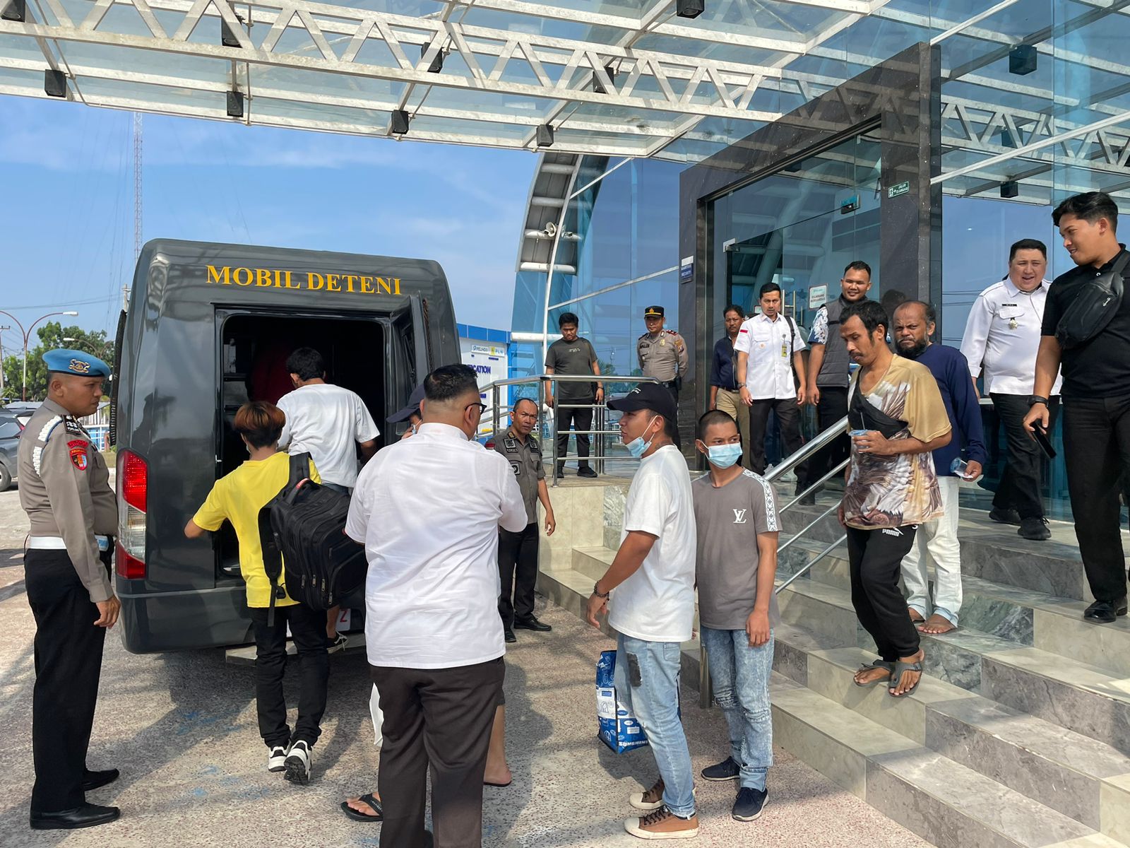 Polres Tanjung Balai Laksanakan Pengamanan Pemulangan WNI yang di Deportasi