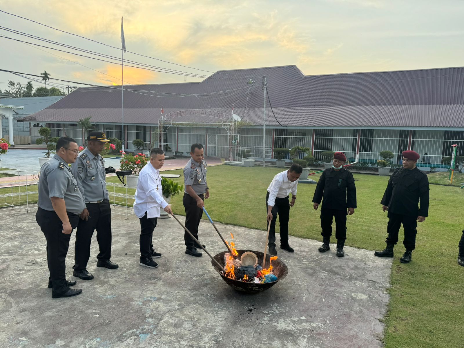 Polres Tanjung Balai Bersama Lembaga Pemasyarakatan Kelas IIB Geledah Kamar Hunian