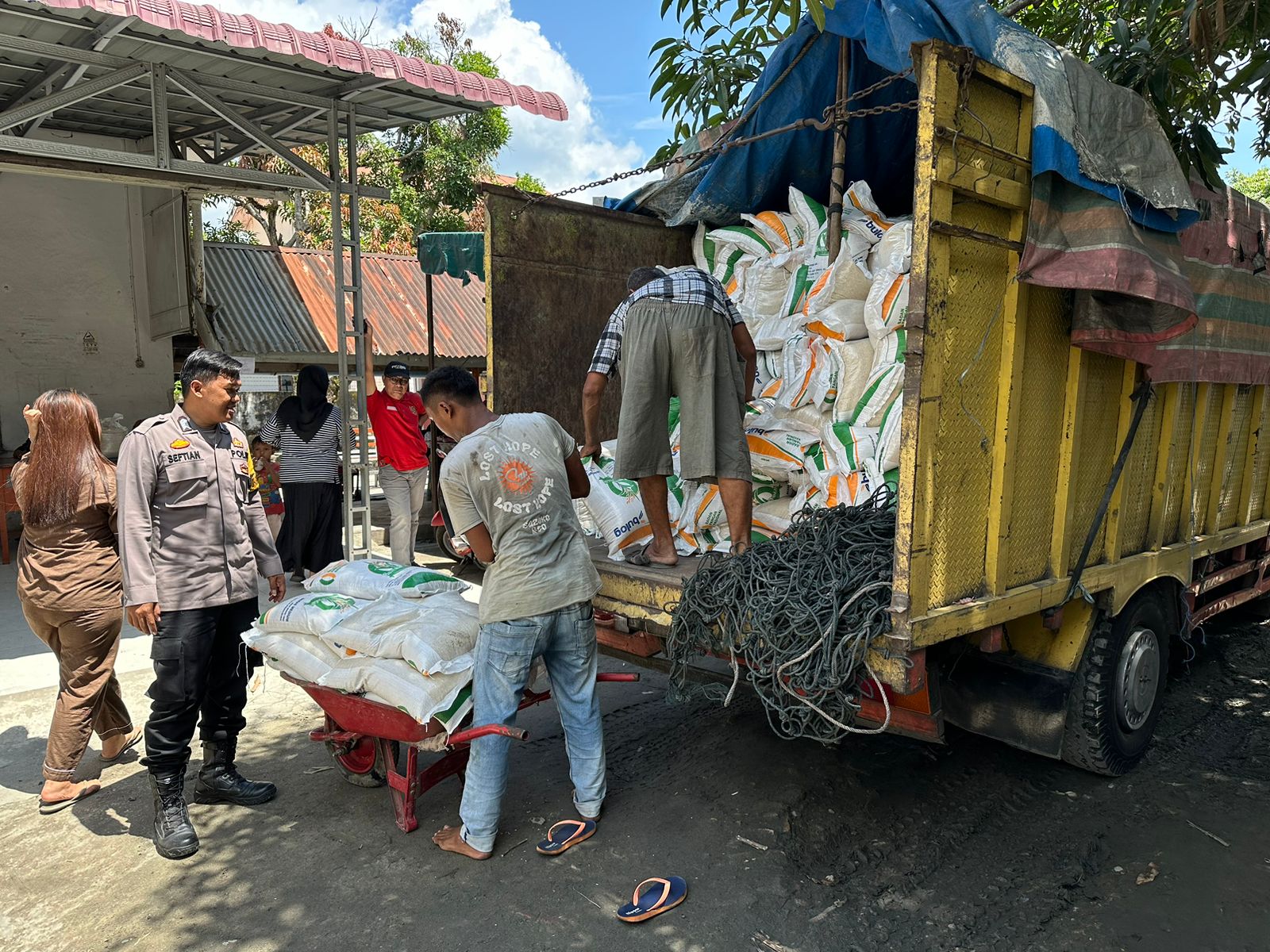 Bhabinkamtibmas Polsek Tanjung Selatan Laksanakan Pengamanan Pendistribusian Cadangan Beras Pemerintah