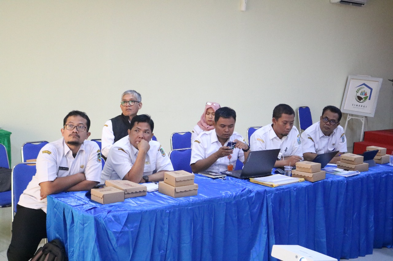 Kepala Kantor Pertanahan Kab. Banyuwangi, Machfoed Effendi, A.Ptnh, mengikuti rapat Pengadaan Tanah