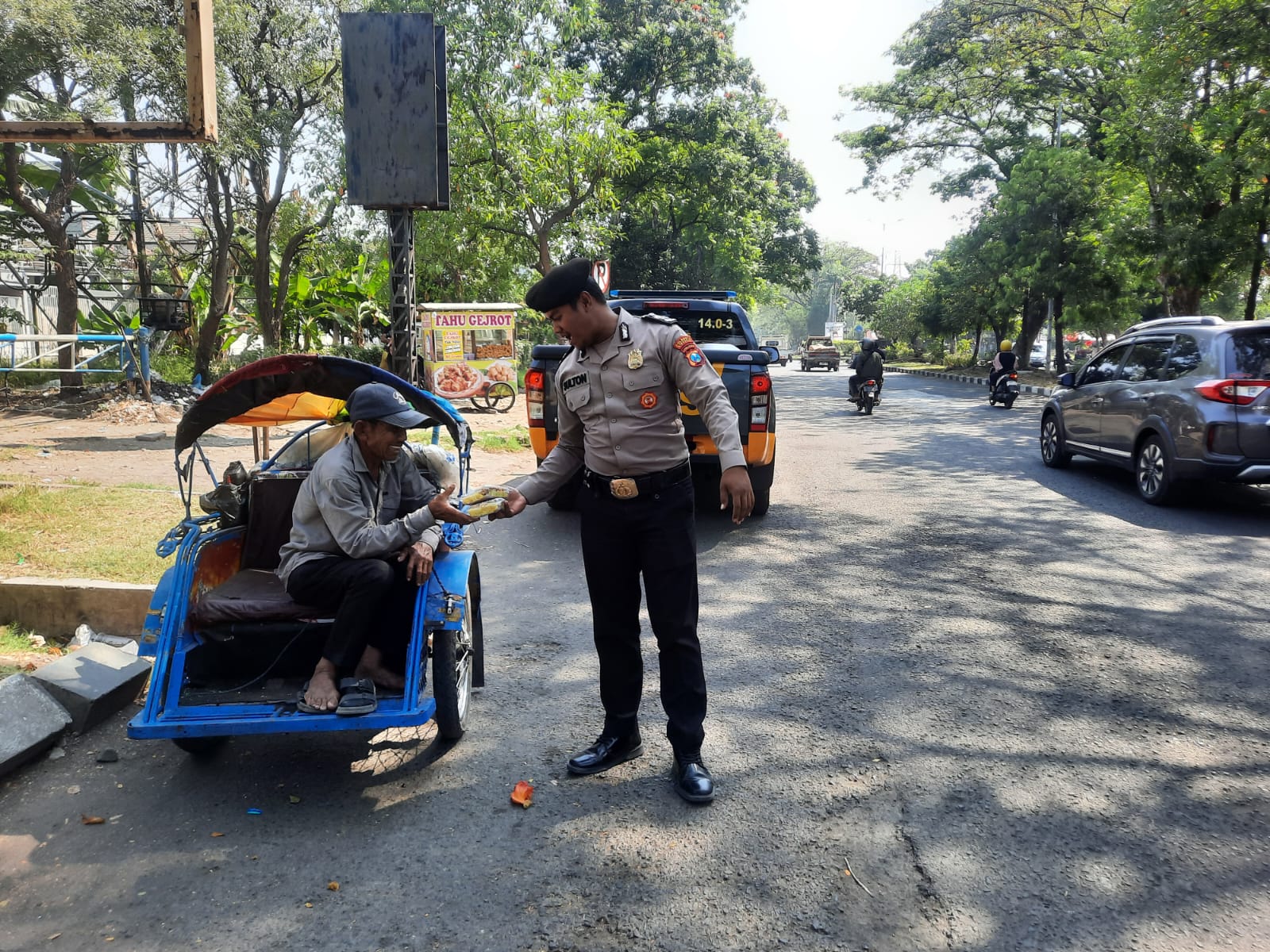 Sat Samapta Polresta Sidoarjo Tumbuhkan Rasa Peduli di Tengah Patroli
