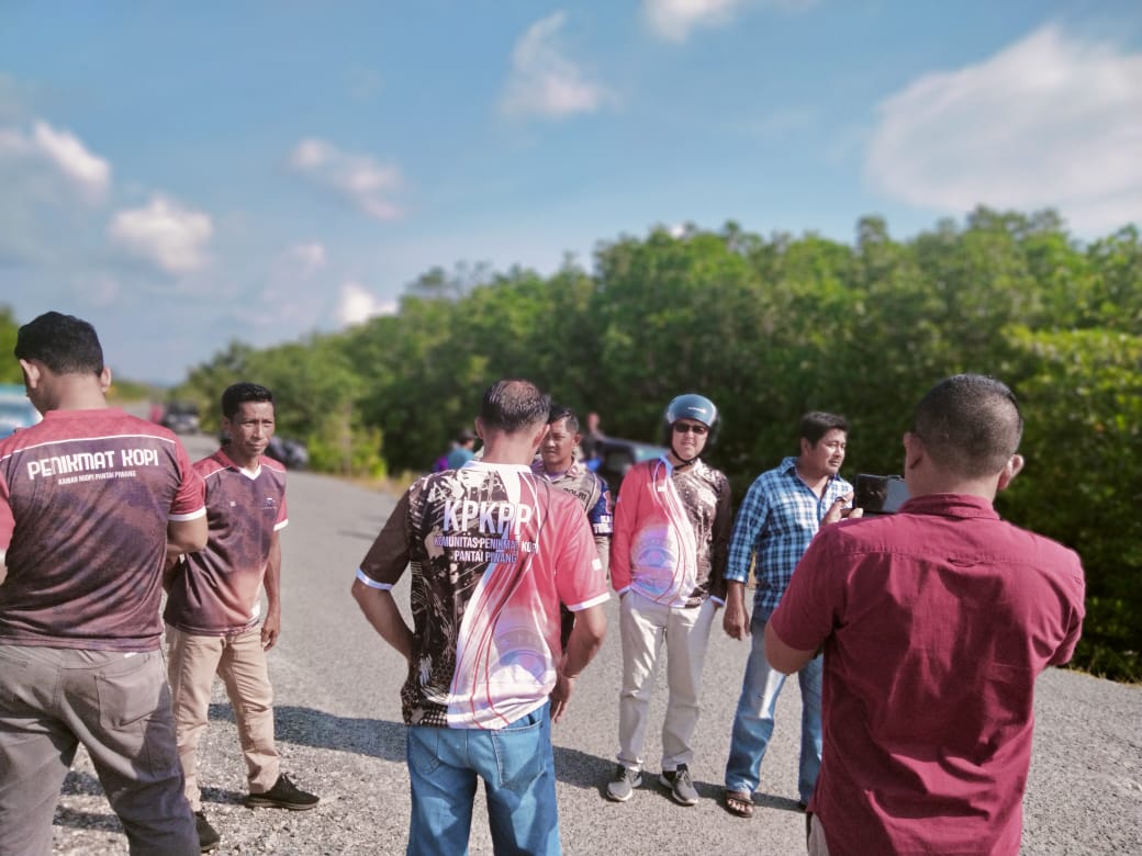 Gotong Royong Warga Penagi dan KOJAP untuk Perbaikan Jalan Pering